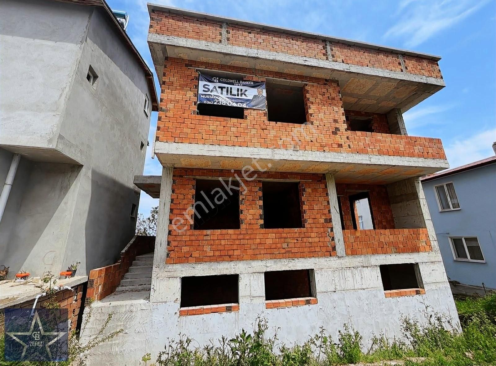 Yakakent Merkez'de Satılık 3 Katlı Villa