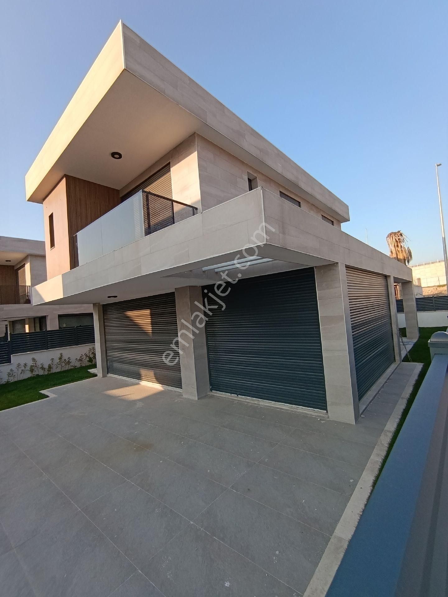 Mükemmel Konumda Müstakil Havuzlu 5+1 Satılık Lüks Villa