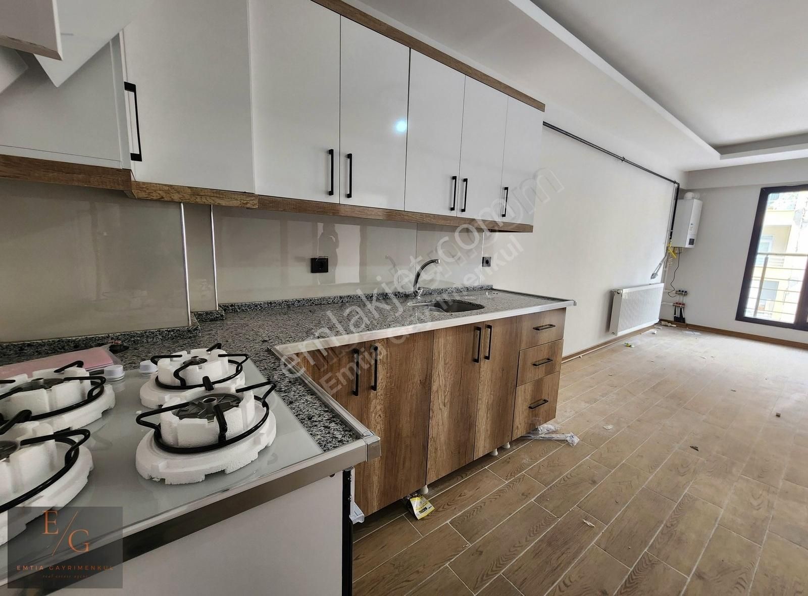 Emtia'dan Emeksiz Caddeüzerinde 2 Yıllık Binada 1+1 Arakat Daire