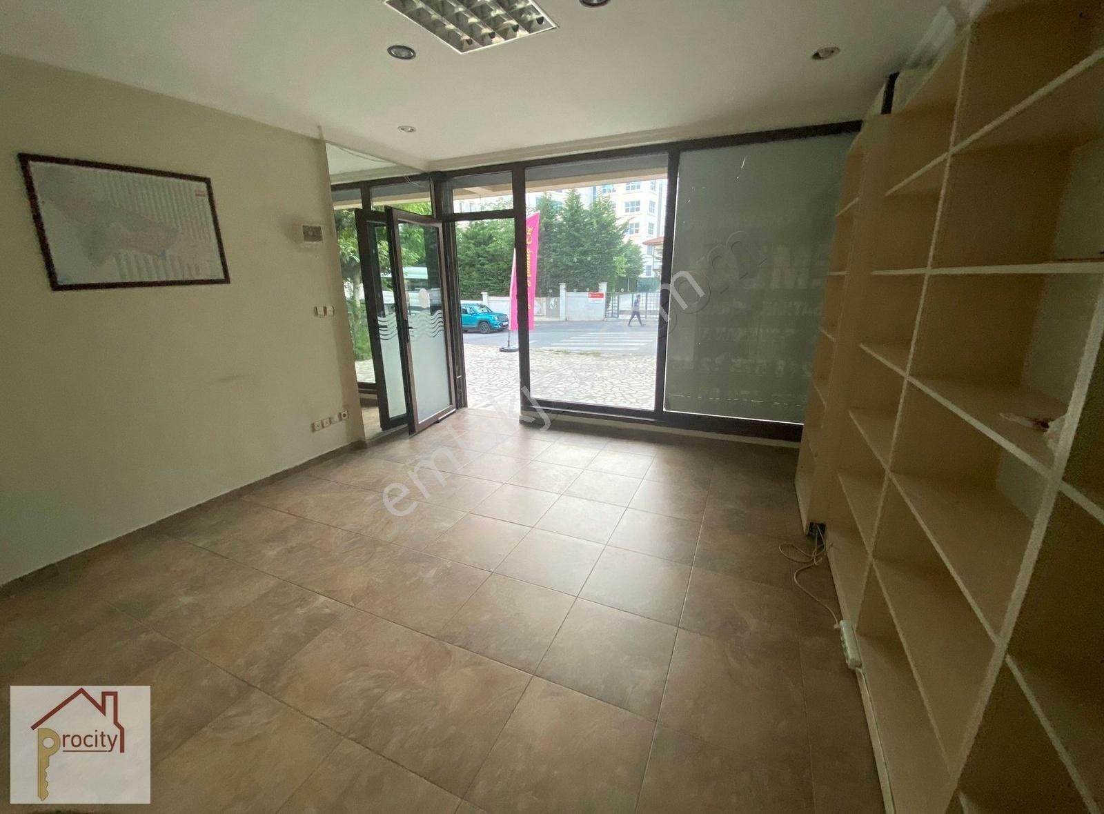 Procıty'den Ana Cad. 1 Paralel, Metroya 2dk, 25m2 Dükkan