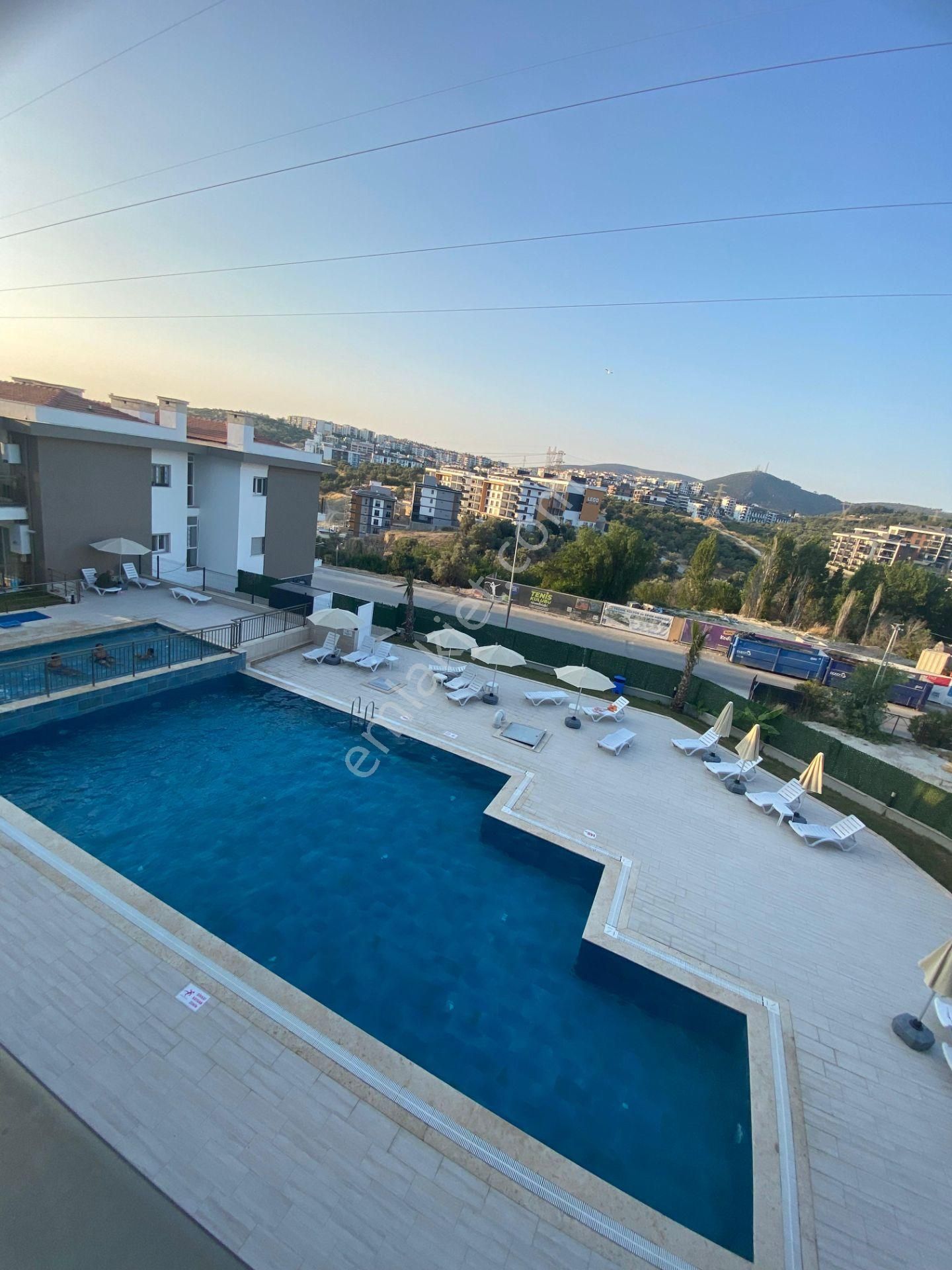 Kuşadası Okullar Bölgesi'nde Satılık 3+1 Havuzlu Site İçinde Sıfır Daire