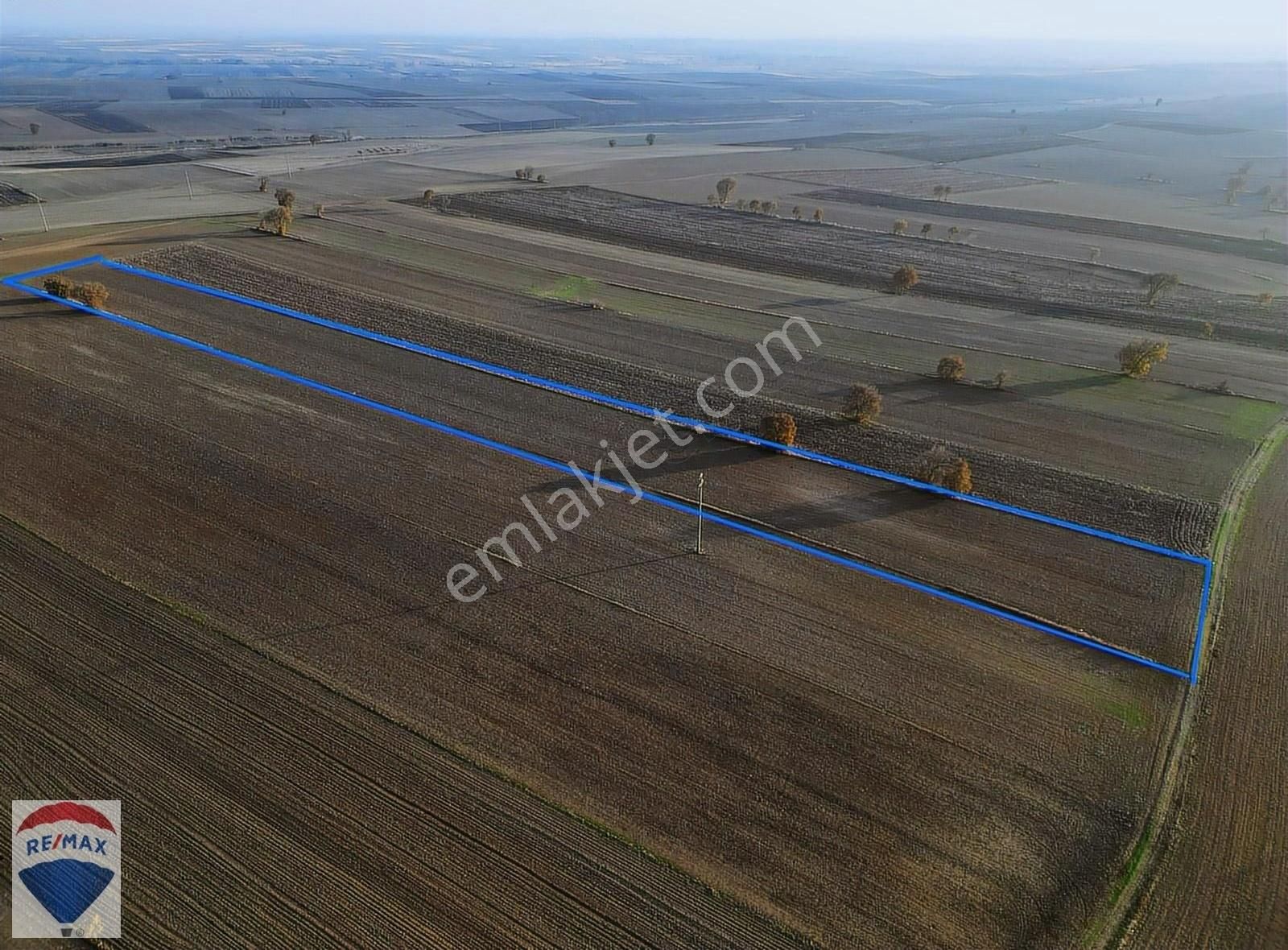 Emirali Köy'e 1 Km Yol, Elektrik Dibi 11.300 M2 Satılık Tarla
