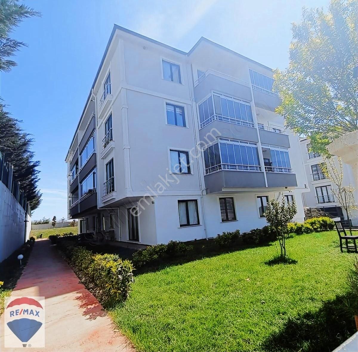 Havuzlu Sitede Satılık Daire