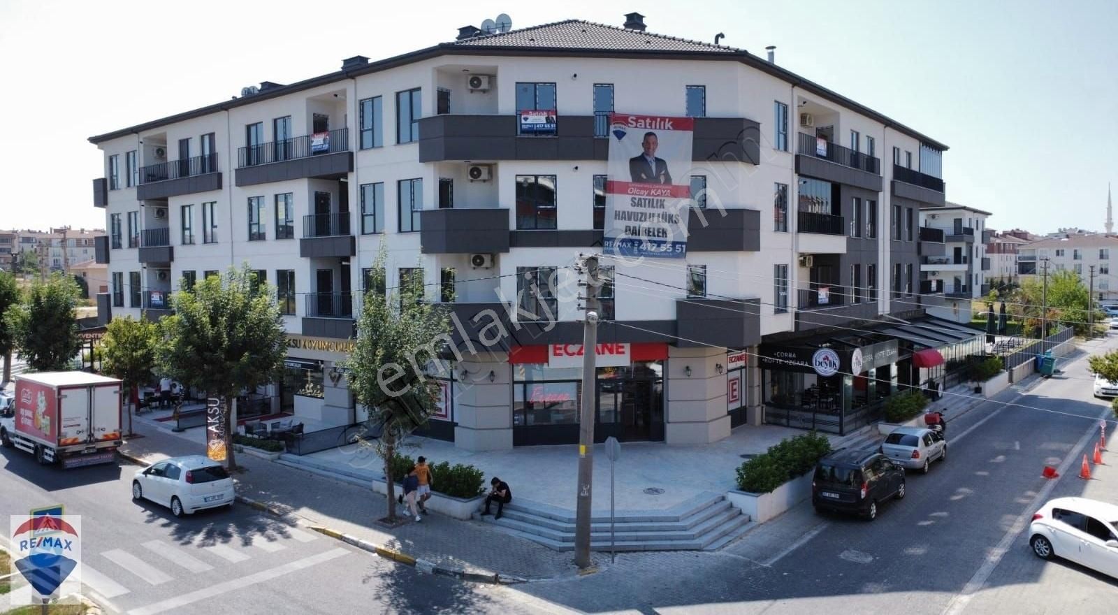 **8 Kasım** Mahallesinde Havuzlu Sitede Satılık Lüks Daireler