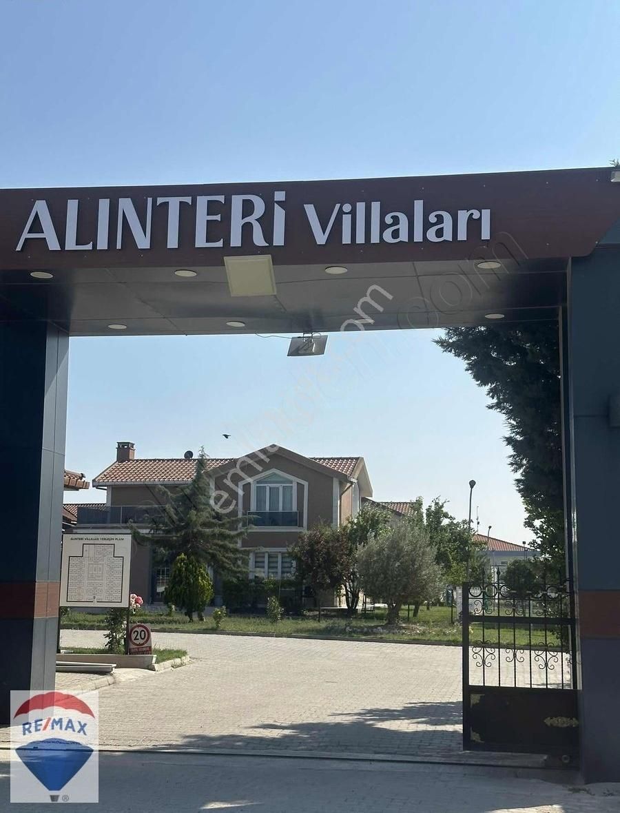 Lüleburgaz Alınteri Sitesinde Geniş Bahçeli Satılık Lüks Villa
