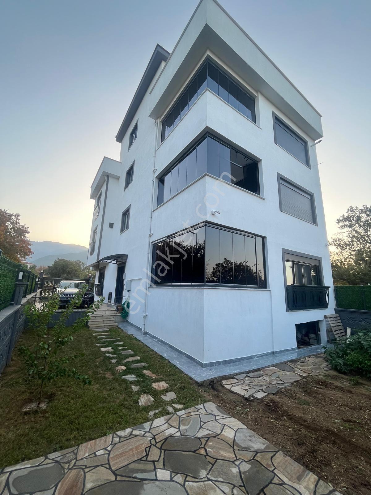 Denizli Bereketlerde 300m2 Arsa İçinde 3 Katlı Müstakil Villa - Görsel 2