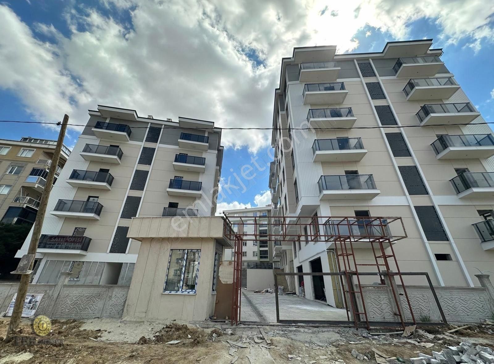 Nusratiye Mah.lüks Havuzlu Site İçi 1+1 Ara Kat Satılık Daire