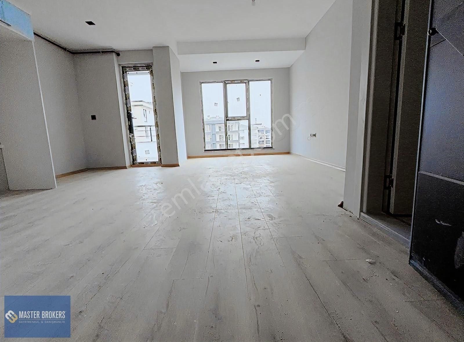 Master Brokers Tramvay İle Ana Yol Arasında Sıfır Daire