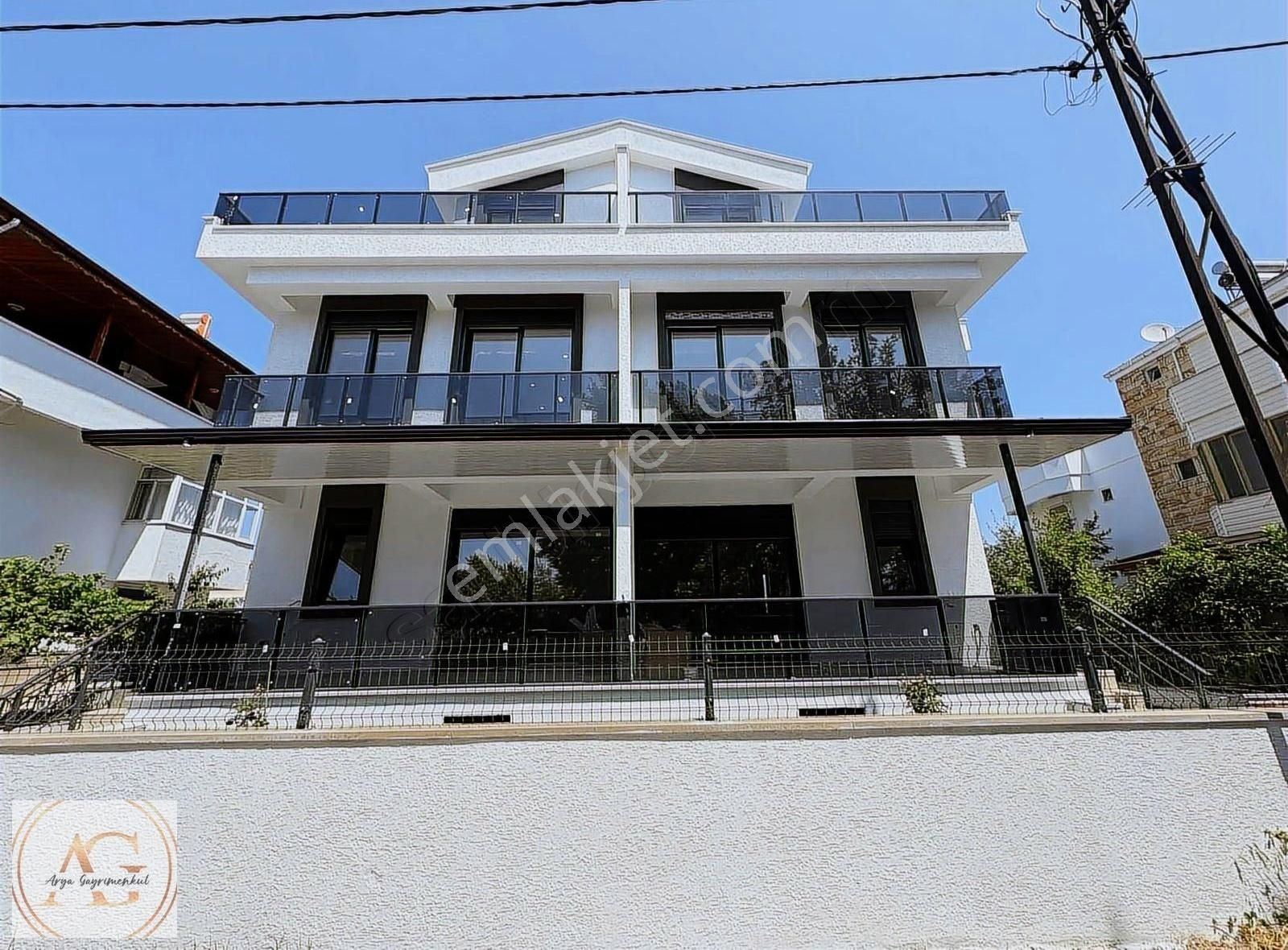 Arya'dan Güre'de Denize 50 Metre Deniz Manzaralı 3+1 Villa
