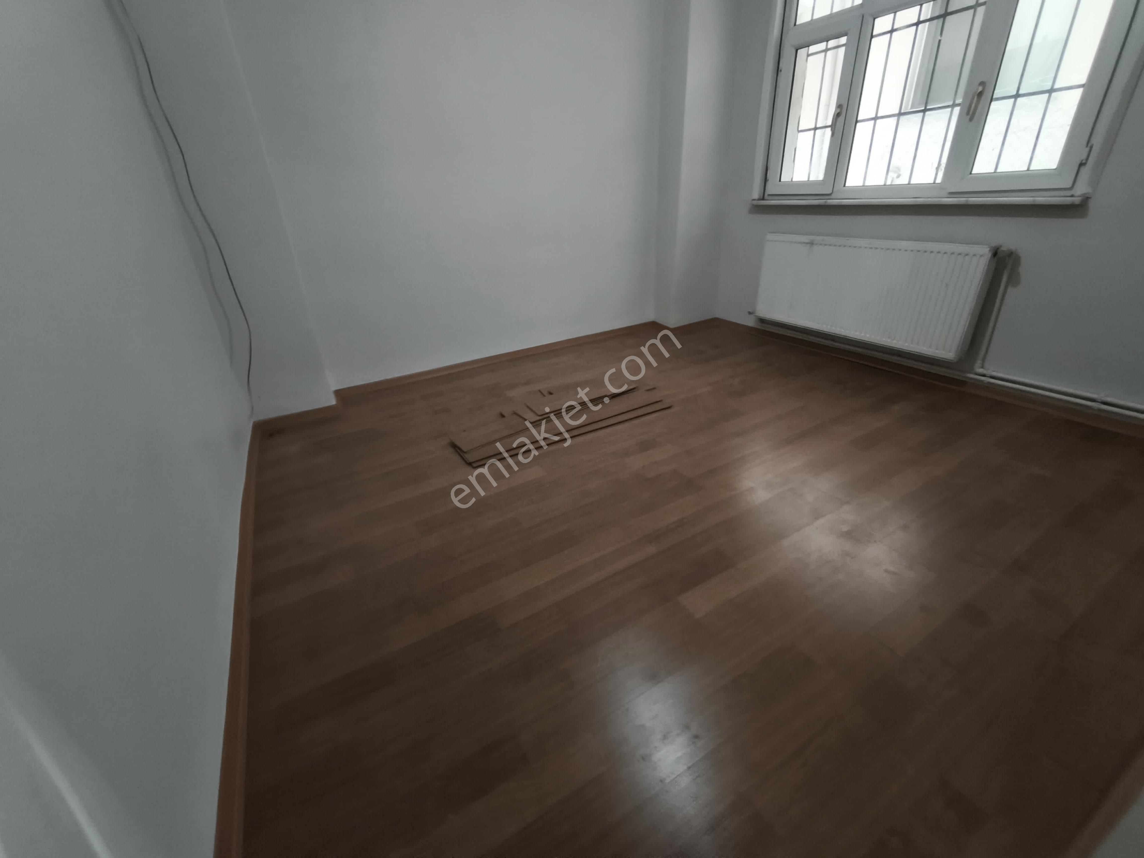 Sultançiftliği Mahallesi 2+1 90 M2 Balkonlu Temiz Giriş Katı Daire Tramvaya Cok Yakın