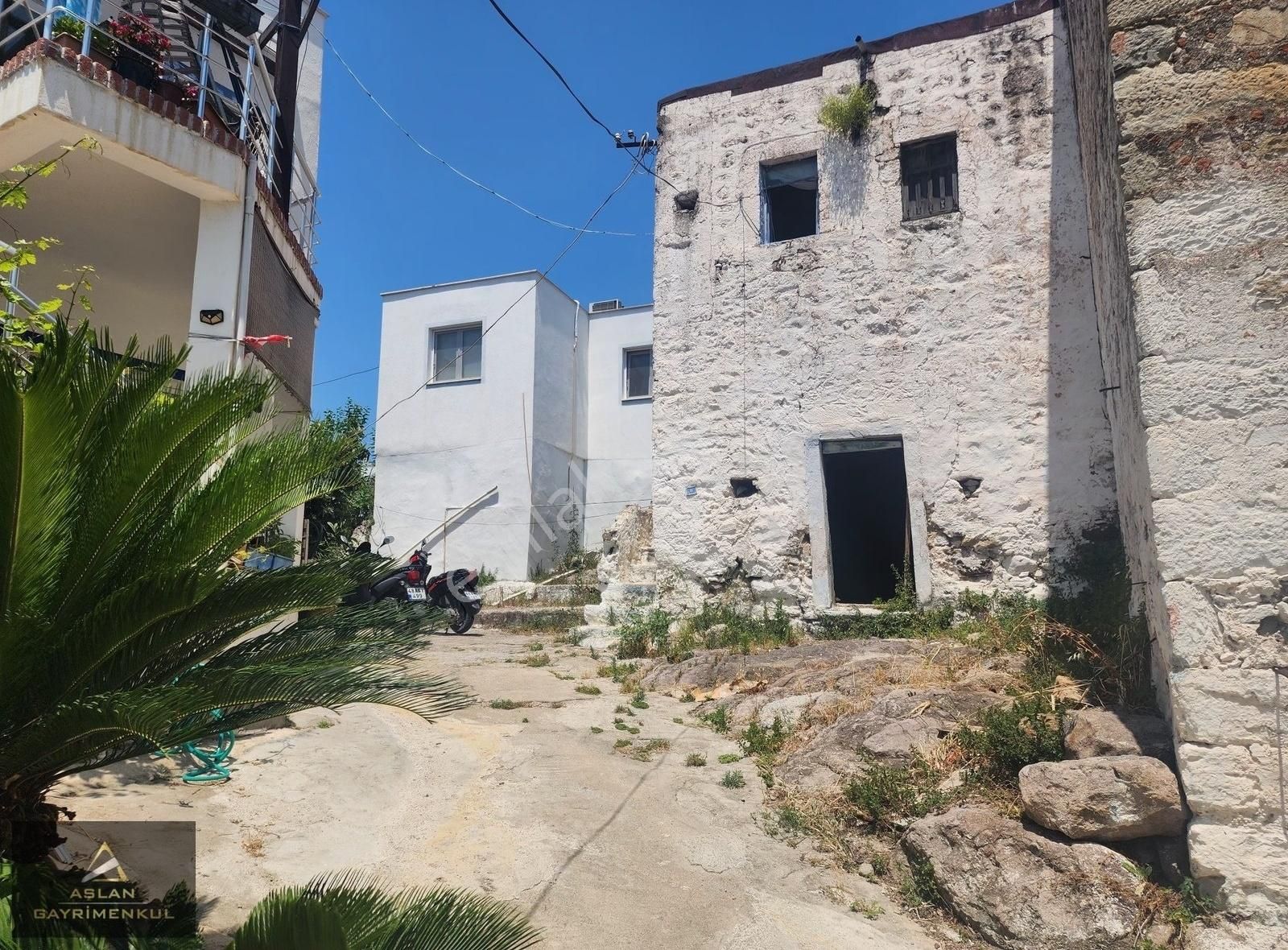 Bodrum Ortakent Köy İçinde Bahçeli 2 Katlı Satılık Ev