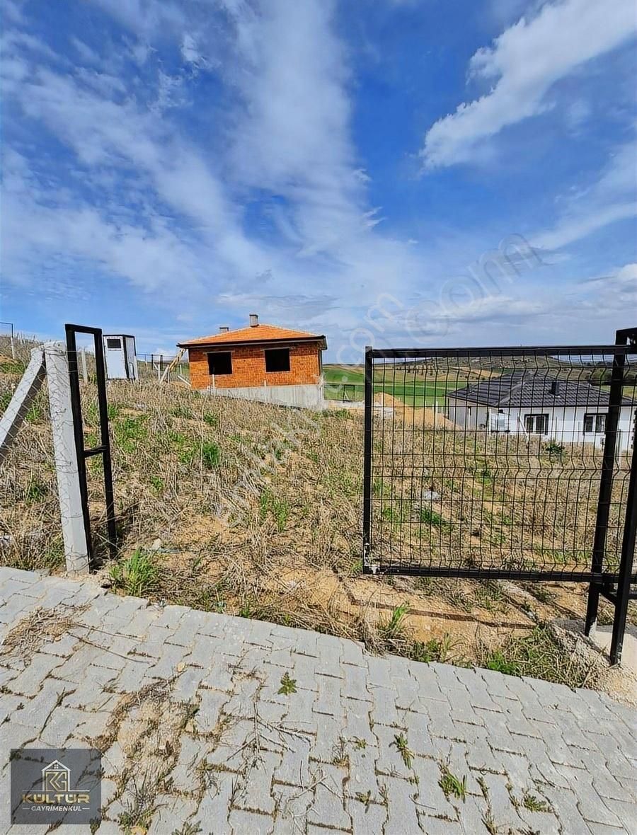 Sirkelide Ana Cadde Üzeri 400 M2 Çevrili Satılık Bahçe