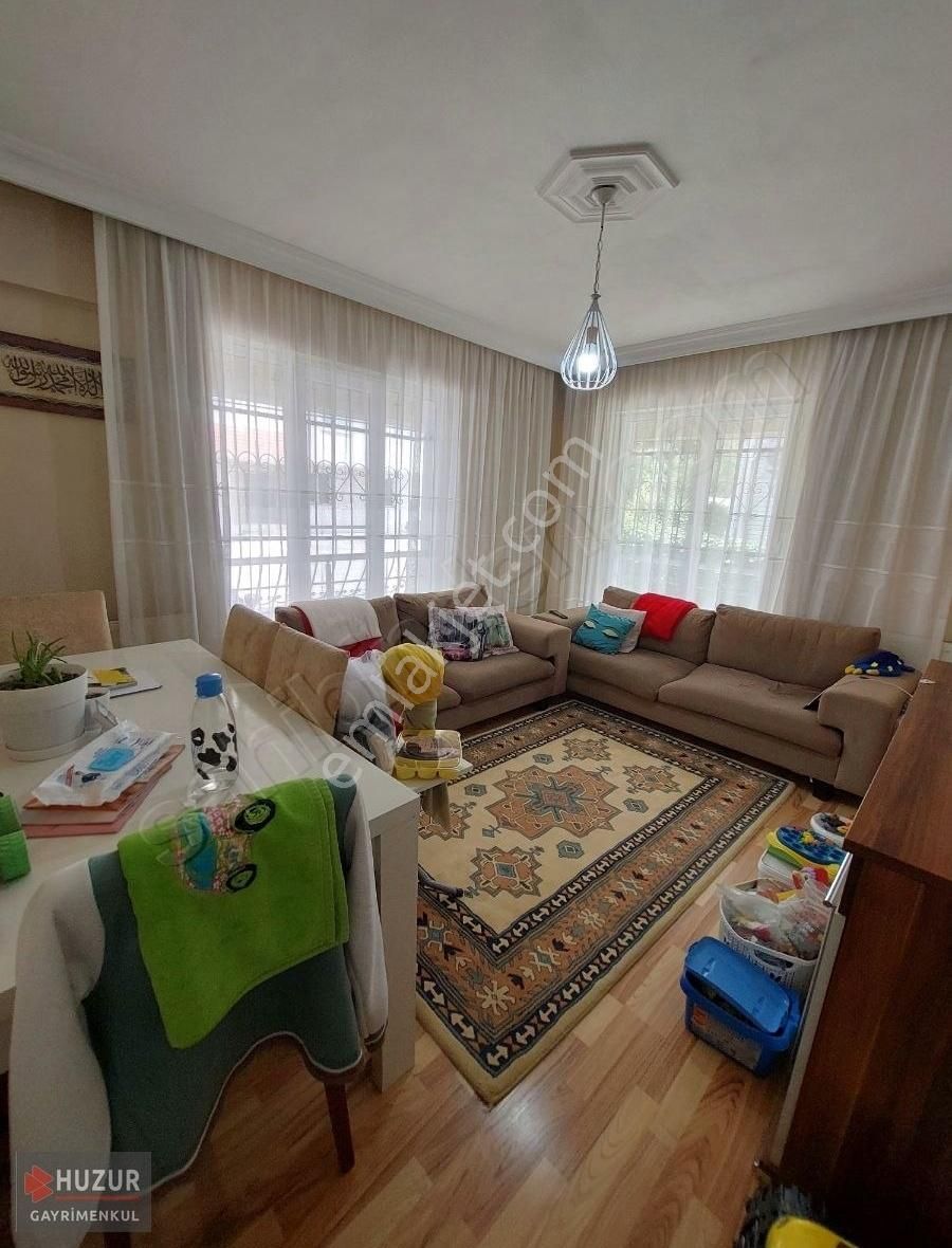 Huzur'dan Çobançeşme Mahallesi 10 Yaşında 2+1 Yüksek Giriş