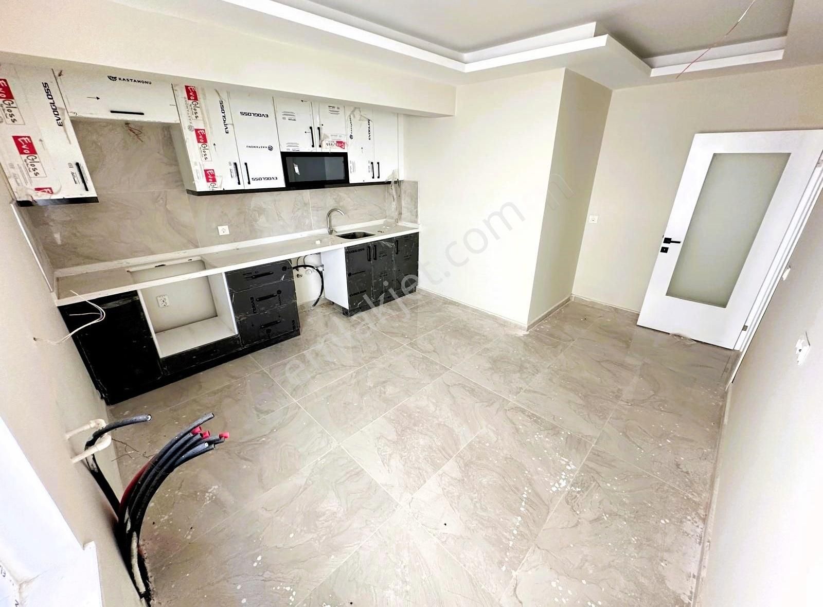 Giriş Katta İskanlı Geniş Cepheleri Acık Acil Satılık 2+1 Daire