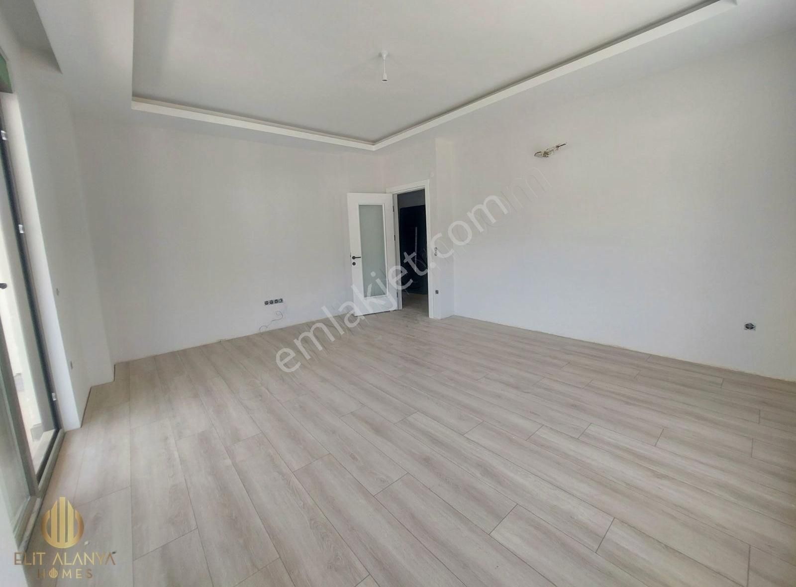 Alanya Çıplaklı'da Satılık Lüks Ayrı Mutfak Daire