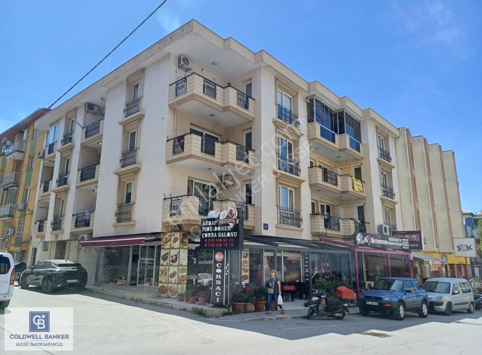 Atatürk Mahallesinde; Arakat, Balkonlu Geniş 3+1 Daire (190 M²)