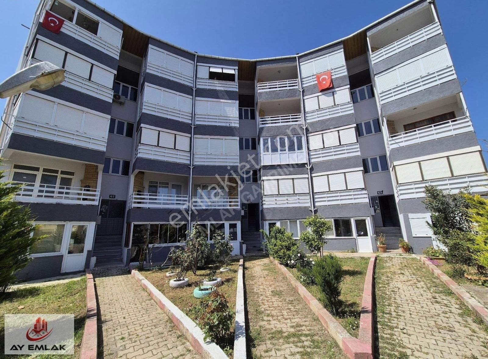 Ay Emlak'tan Denize Komşu Petek Sitesi İçinde 2+1 Açık Daire