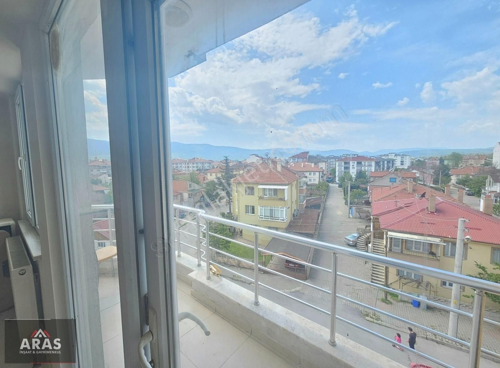 Aras Gayrimenkul'den Çift Cepheli Kiralık 1+1 Daire