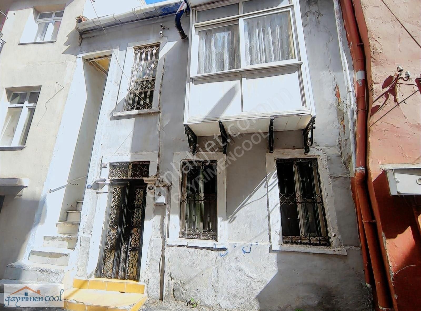 İkiçeşmelik Kesteli Durağında Caddenın Bir Alt Sokağında Teraslı