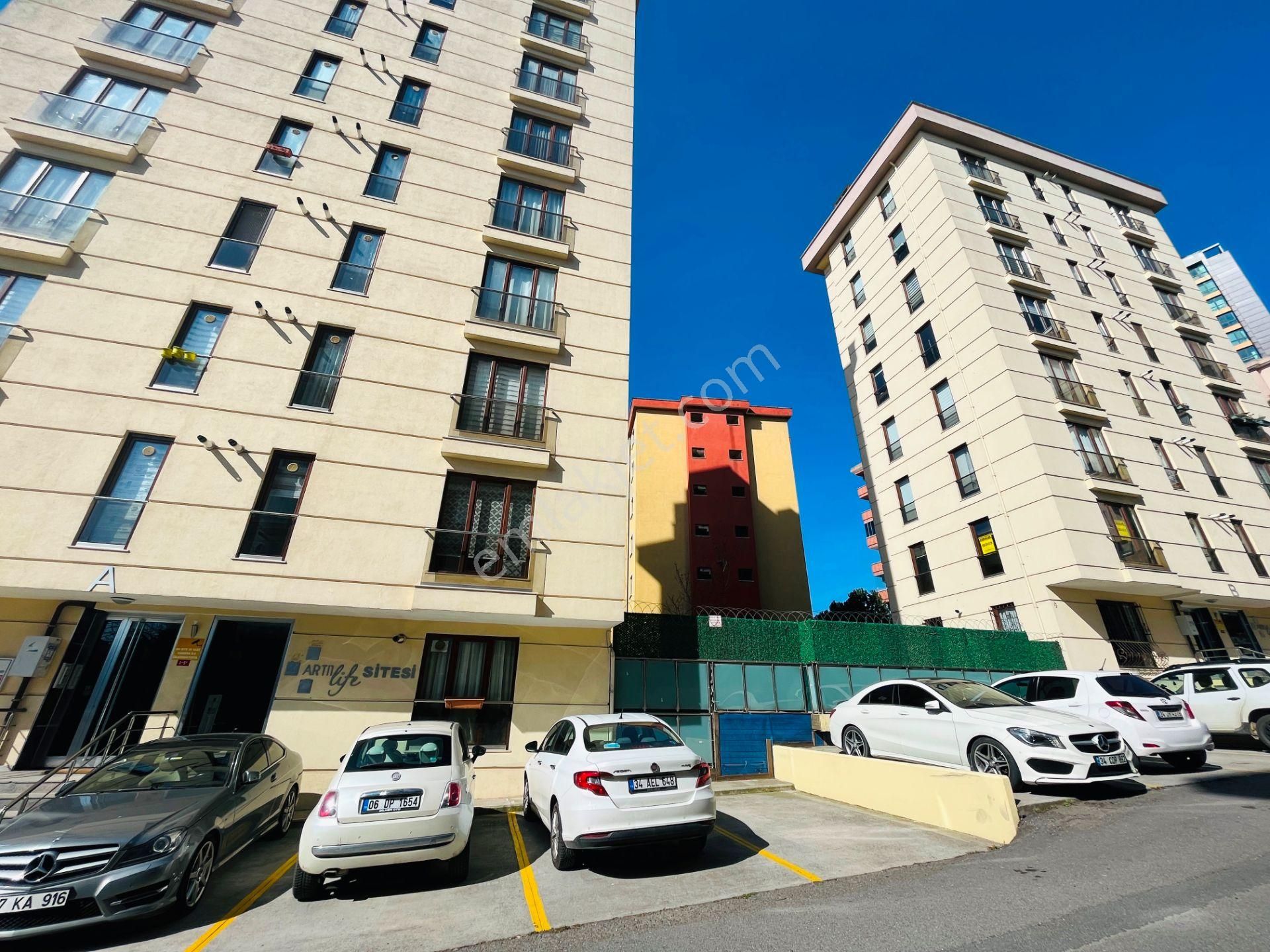 Artı1 Life Sitesi Ataşehir'de 1.kat Havuz Cephe 65m2 Kiralık 1+1