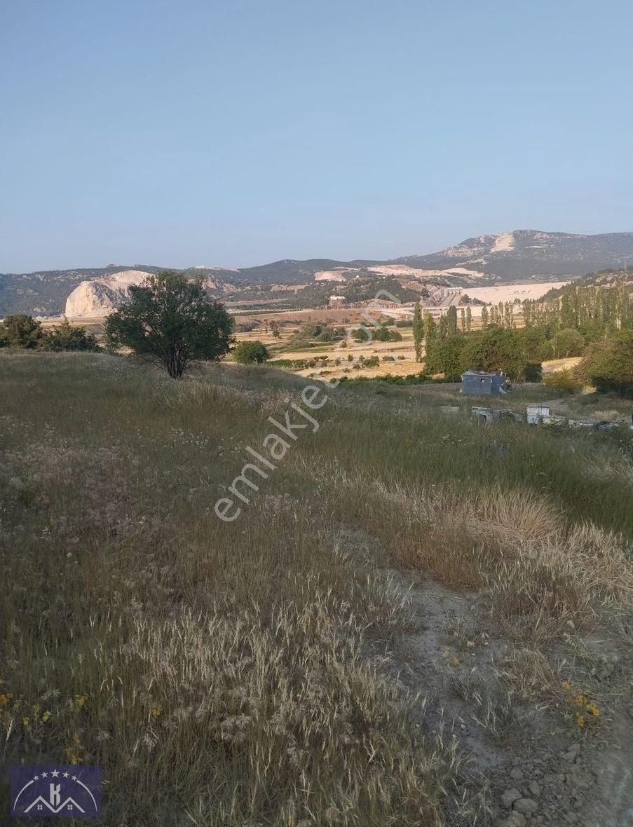 Burdur Merkez Karaçal Köyünde 3741m2 Köye 400m Yol Su Elektirik