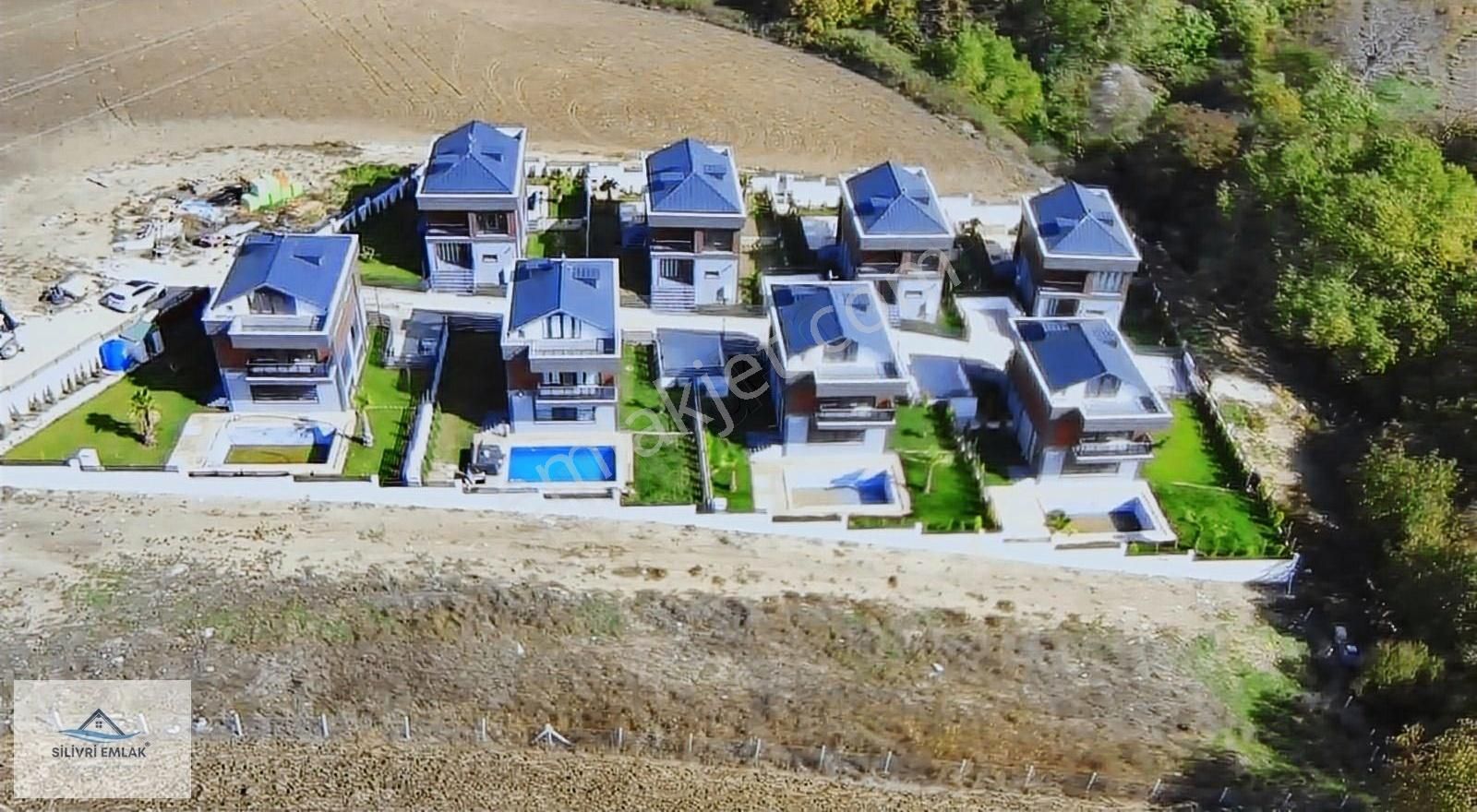 Saklı Bahçede Muhteşem Köşe Başı Villa