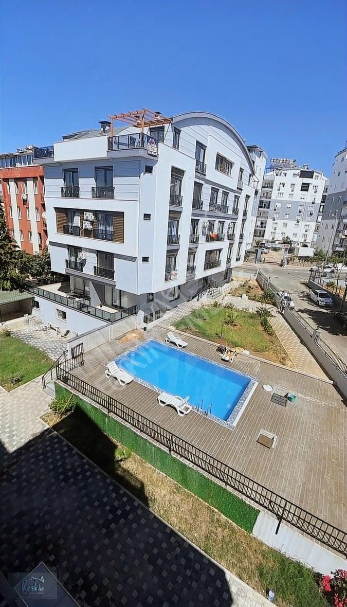 Şafakta Havuzlu Site İçi Katta Eşyasız Satılık 1+1 Daire