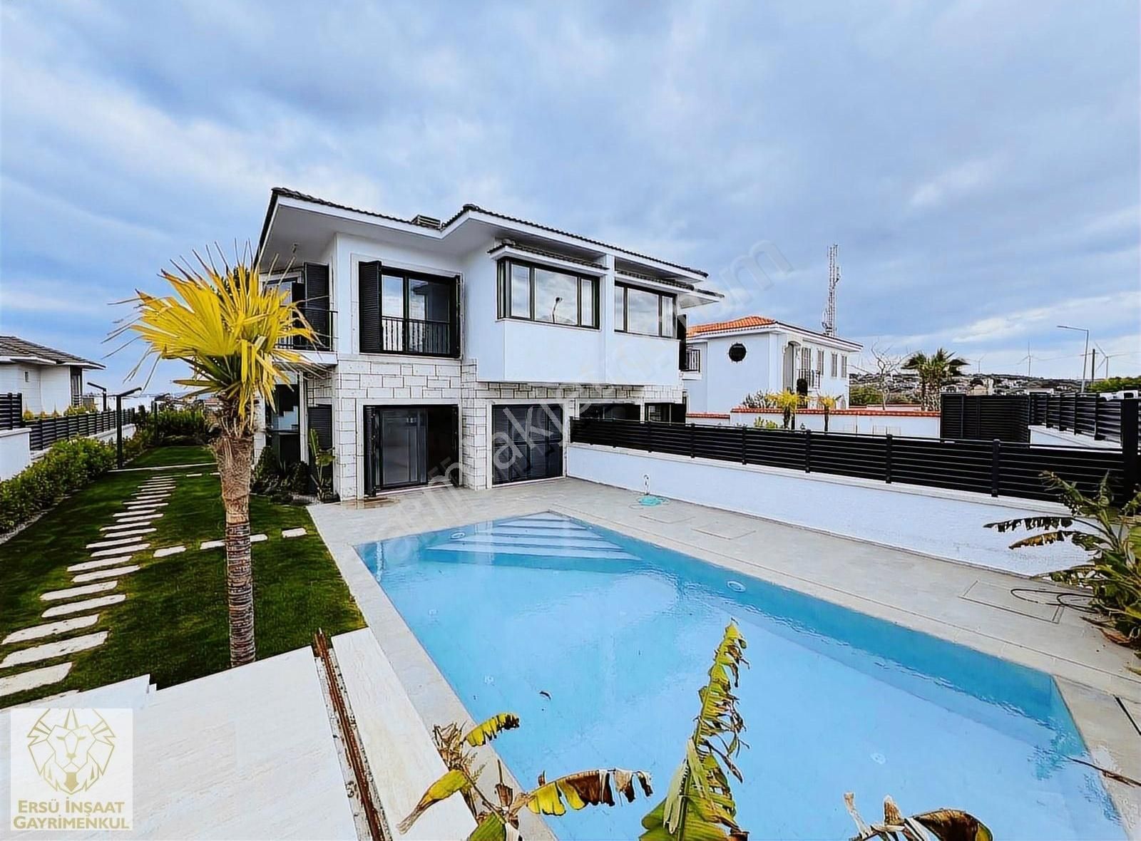 Ersü'den Geniş Bahçeli Sıfır Ultra Lüks 5+1 Havuzlu Villa