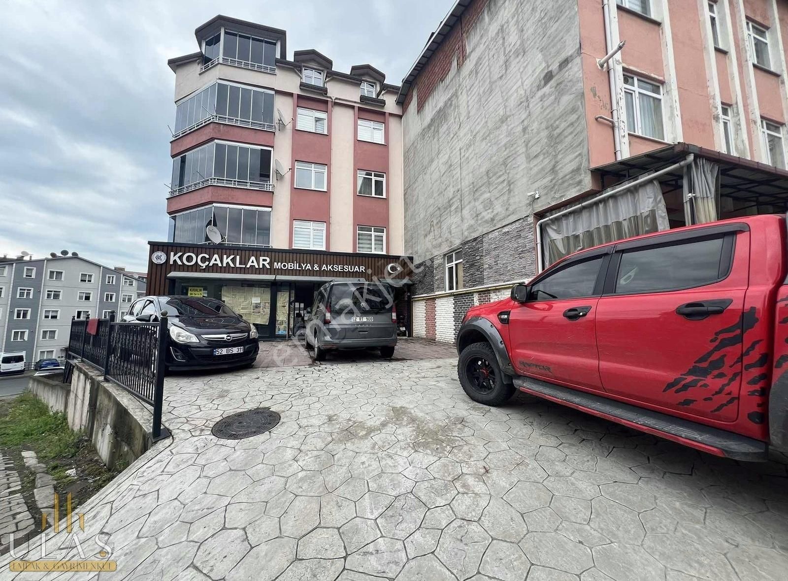 Ulaş Gayrimenkul'den Köşe Başı Geniş Kullanımlı Kiralık İşyeri