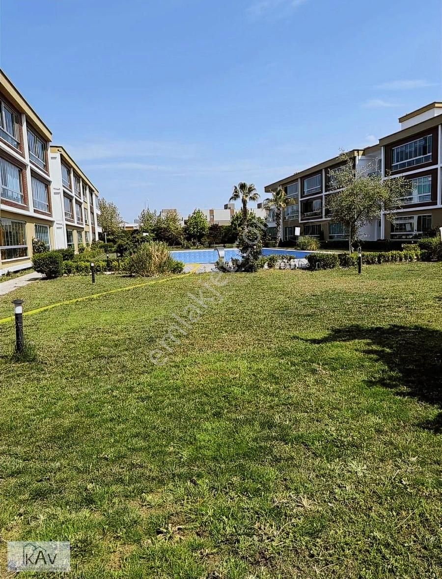 Villalar Bölgesinde Havuz Önü Eşyasız 88 M2 1+1