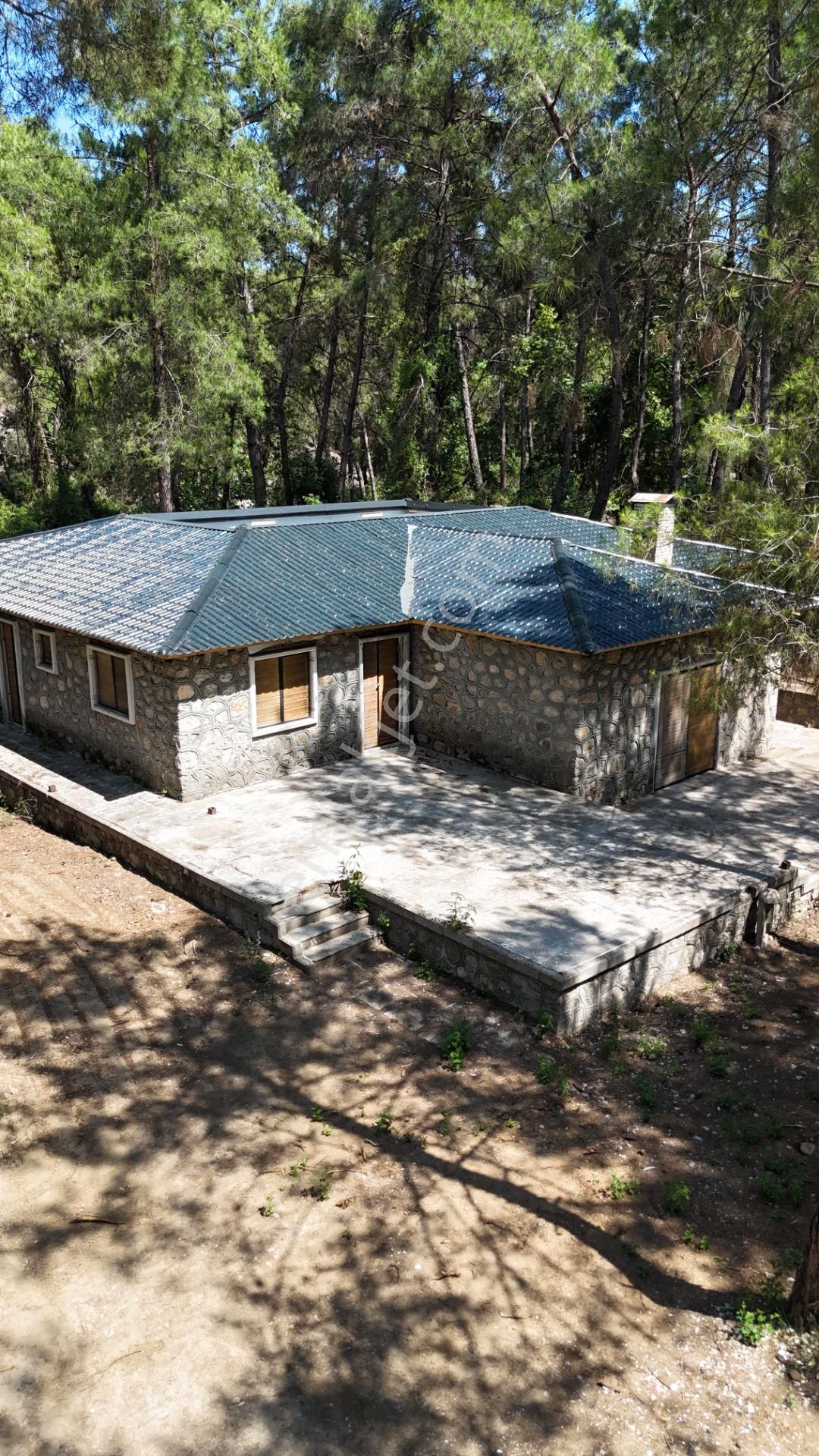 Kemer Kuzdere'de Satılık 3416 M2 Arazi İçinde Taş Yapı Malikane