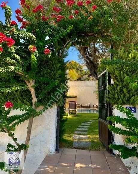 Turyap Urla İskele'den Site İçerisinde Müstakil Havuzlu Villa