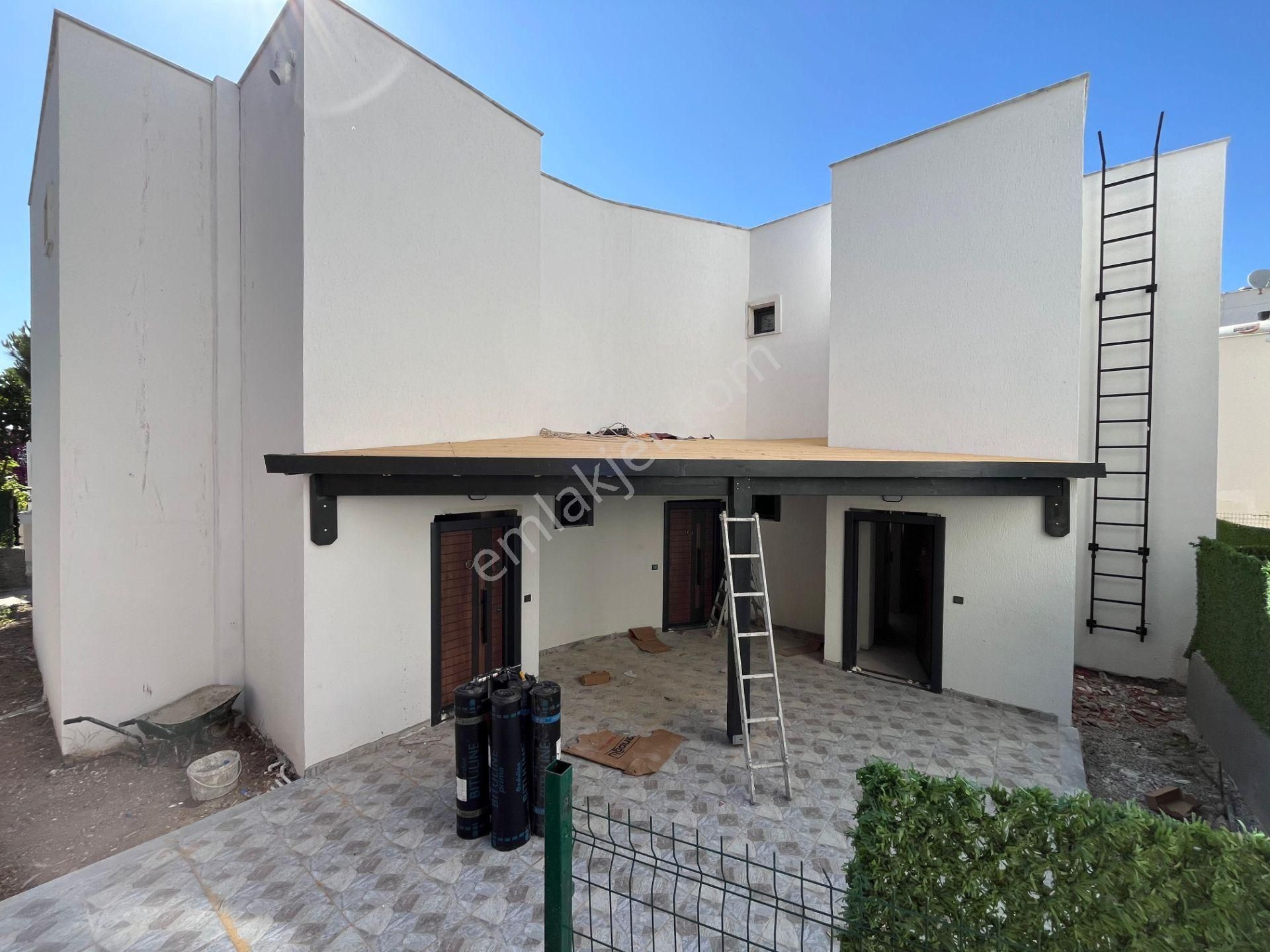 Bodrum Turgutreis'te Satılık 2+1 Deniz Manzaralı İkiz Villa