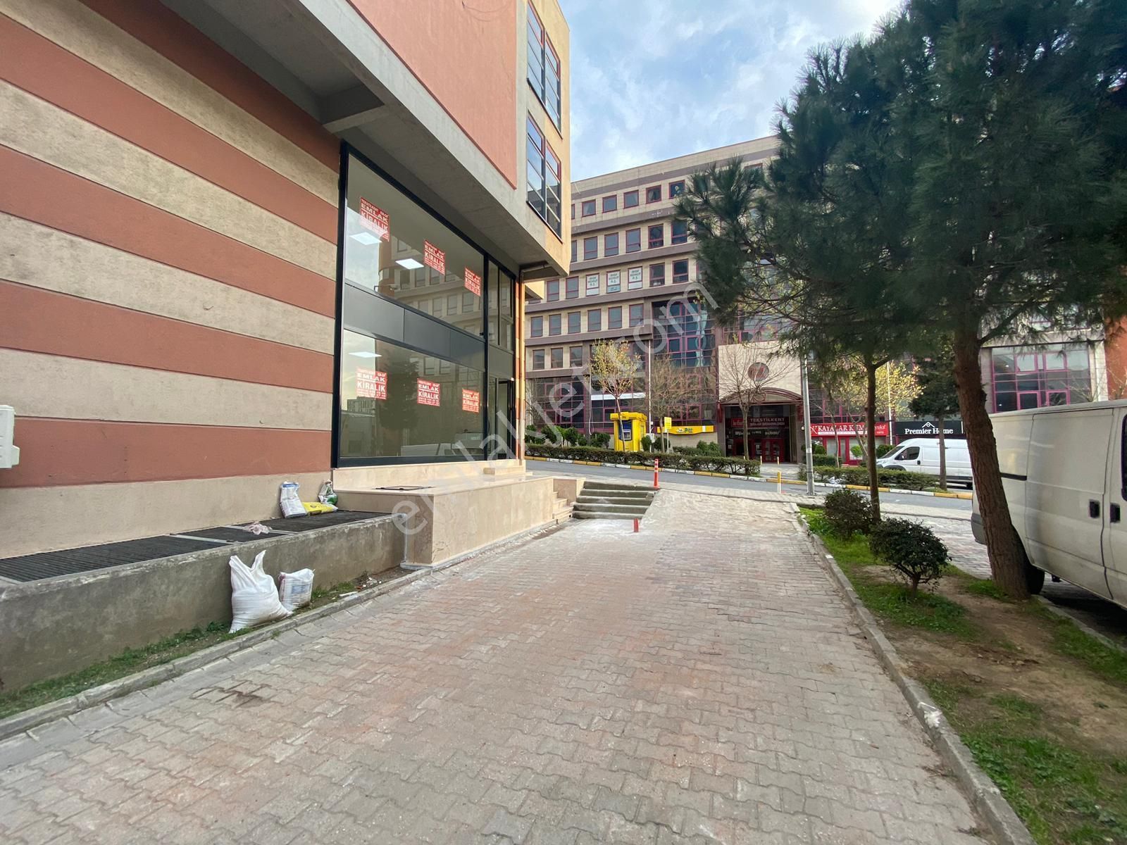 Muhteşem Konumda Reklam Değeri Yüksek 210 M2 Masrafsız İş Yeri
