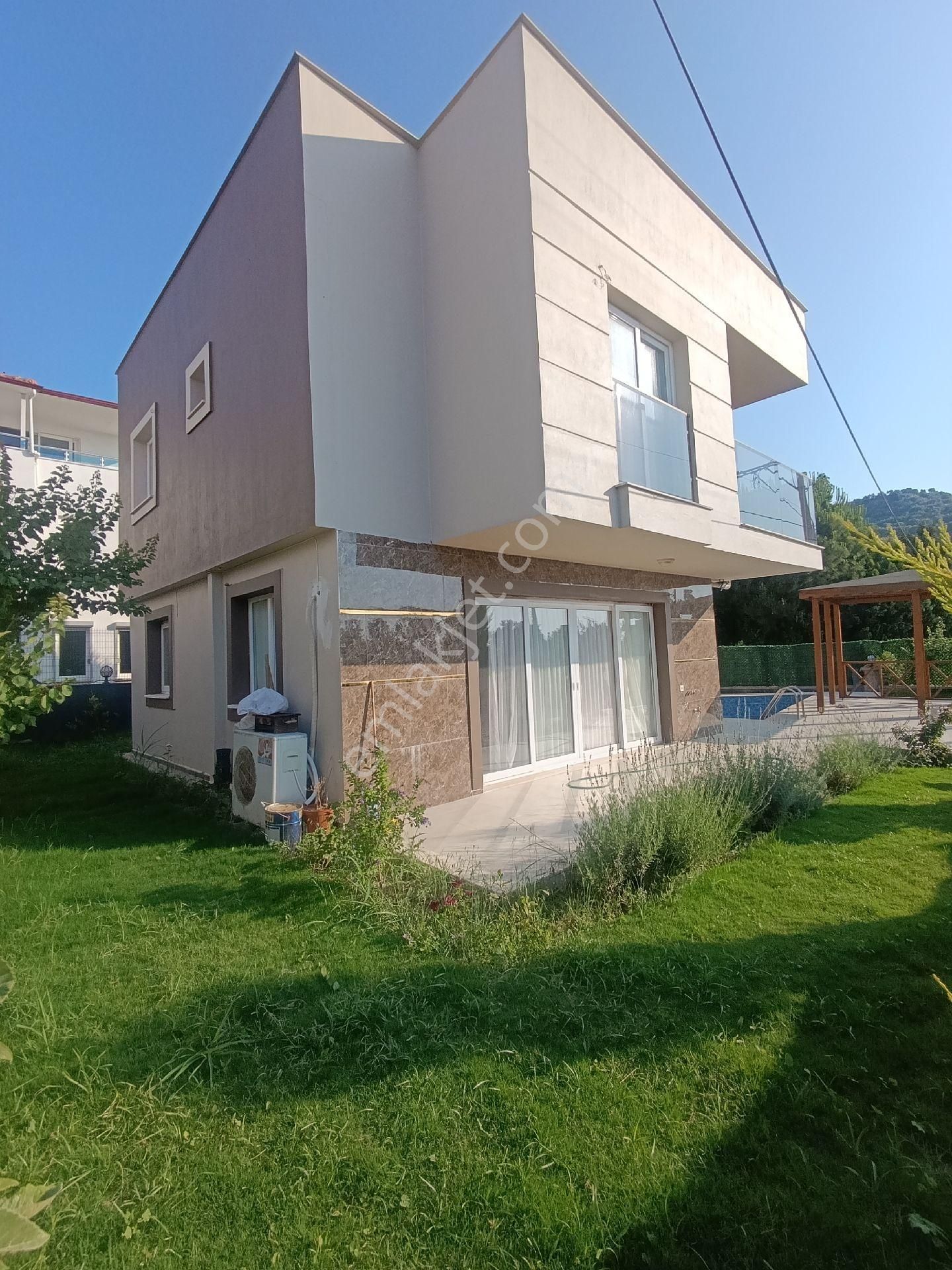 Tam Müstakil Bahçe Ve Havuzlu Villa