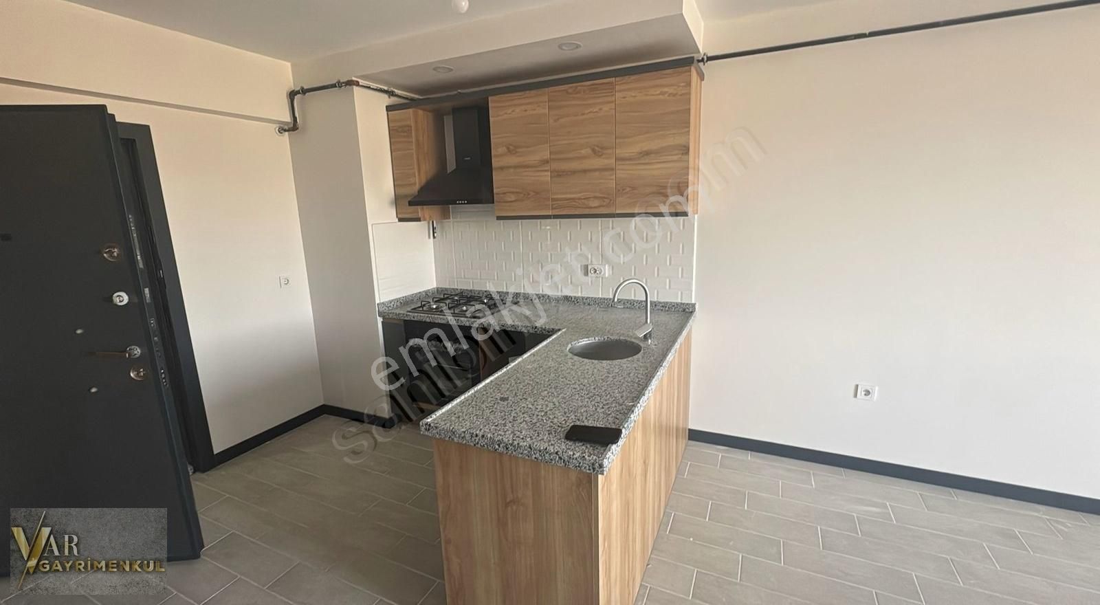 Tekirdağ Çerkezköy Tepede Satılık 1+1 Bahçe Katı Daire