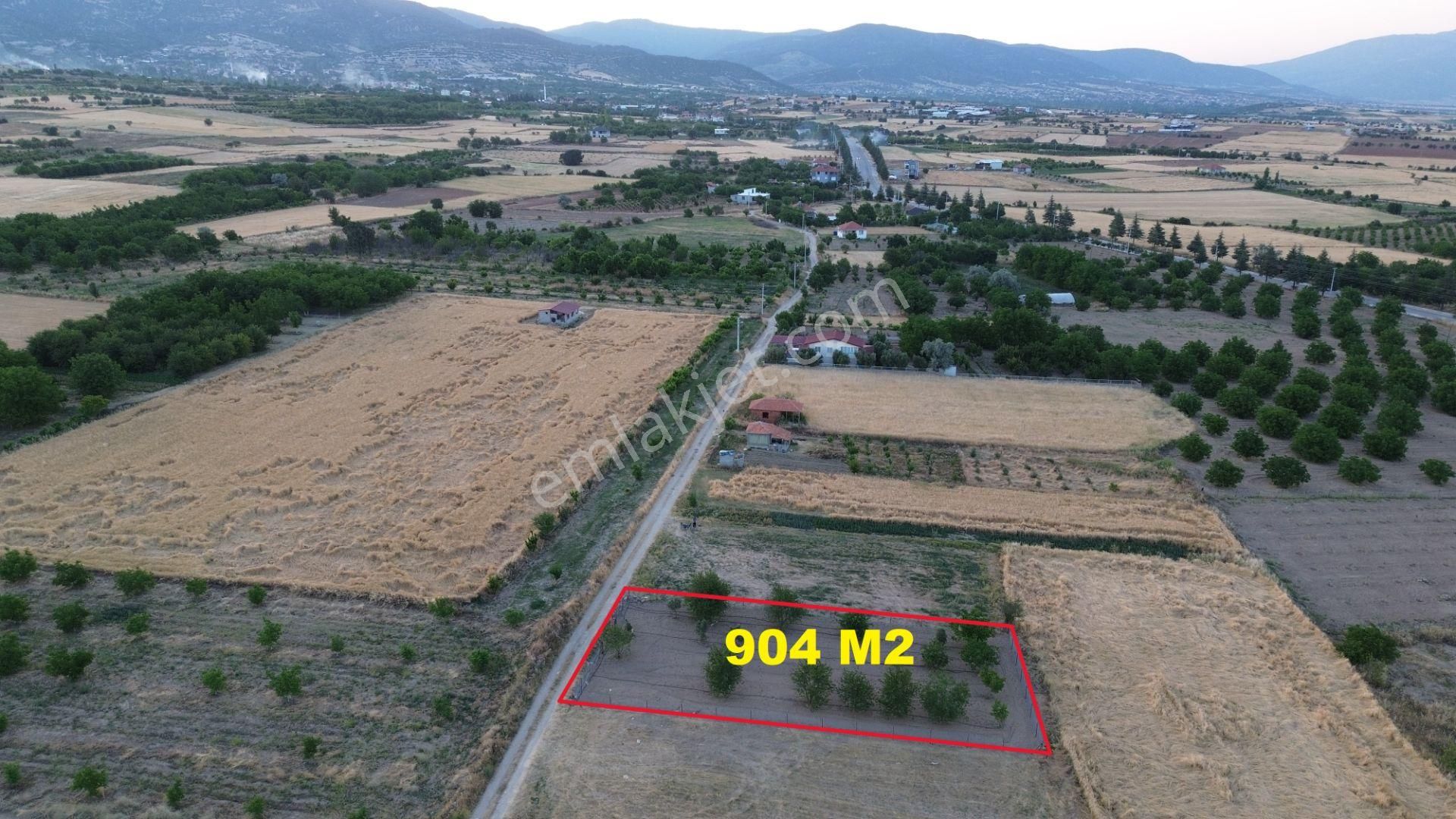 Korkuteli Yeltende 904 M2 Köyün Giriş Bölgesinde Hazır Sulama Sahası İçerisinde