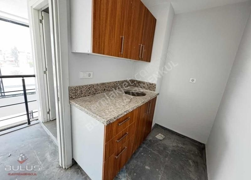 Yetsan Oto Galeri De Kiralık Dükkan Asma Kat Ve Depolu