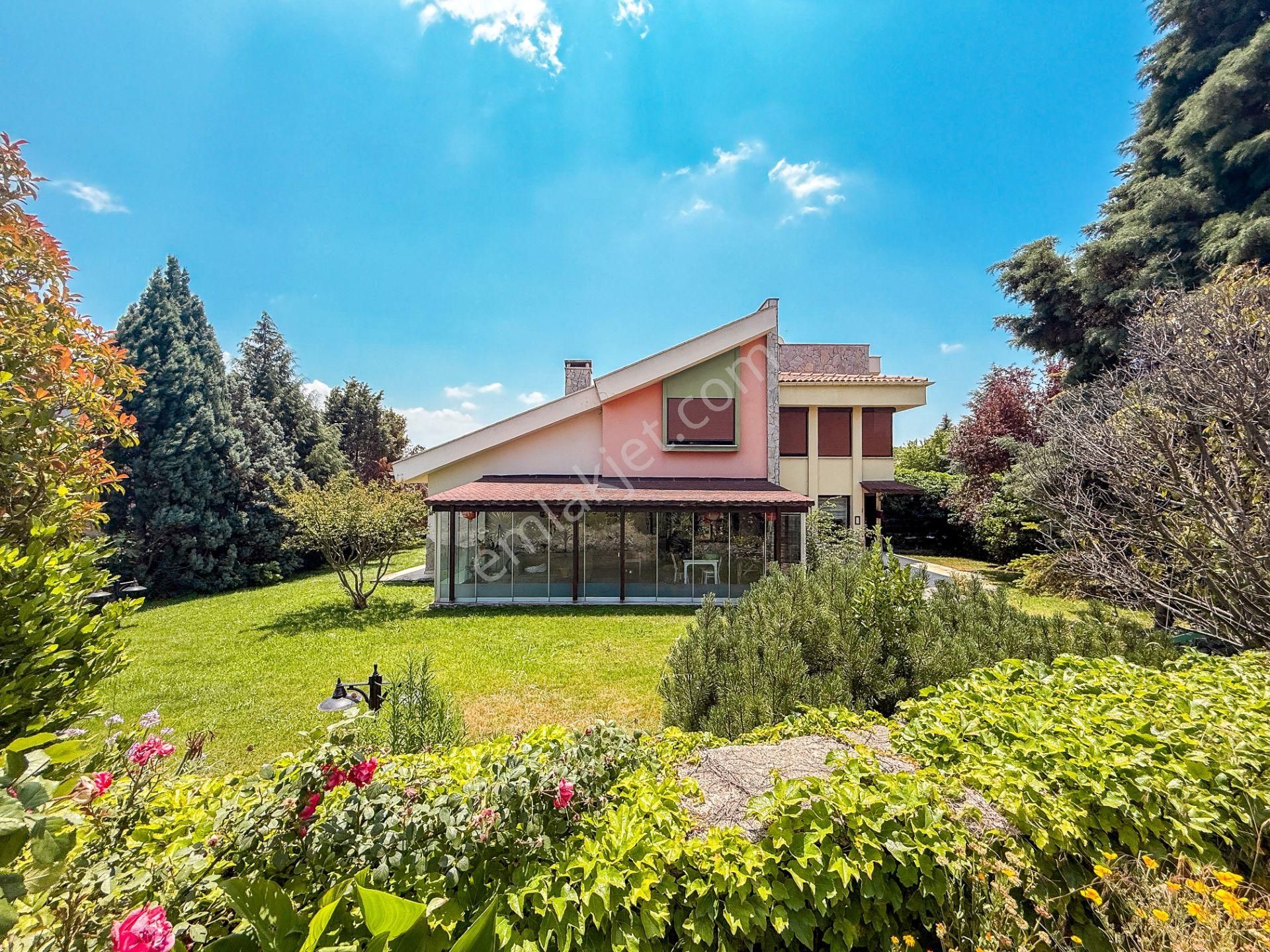 Çağdaşken'te Satılık 5+1 Köşe Villa
