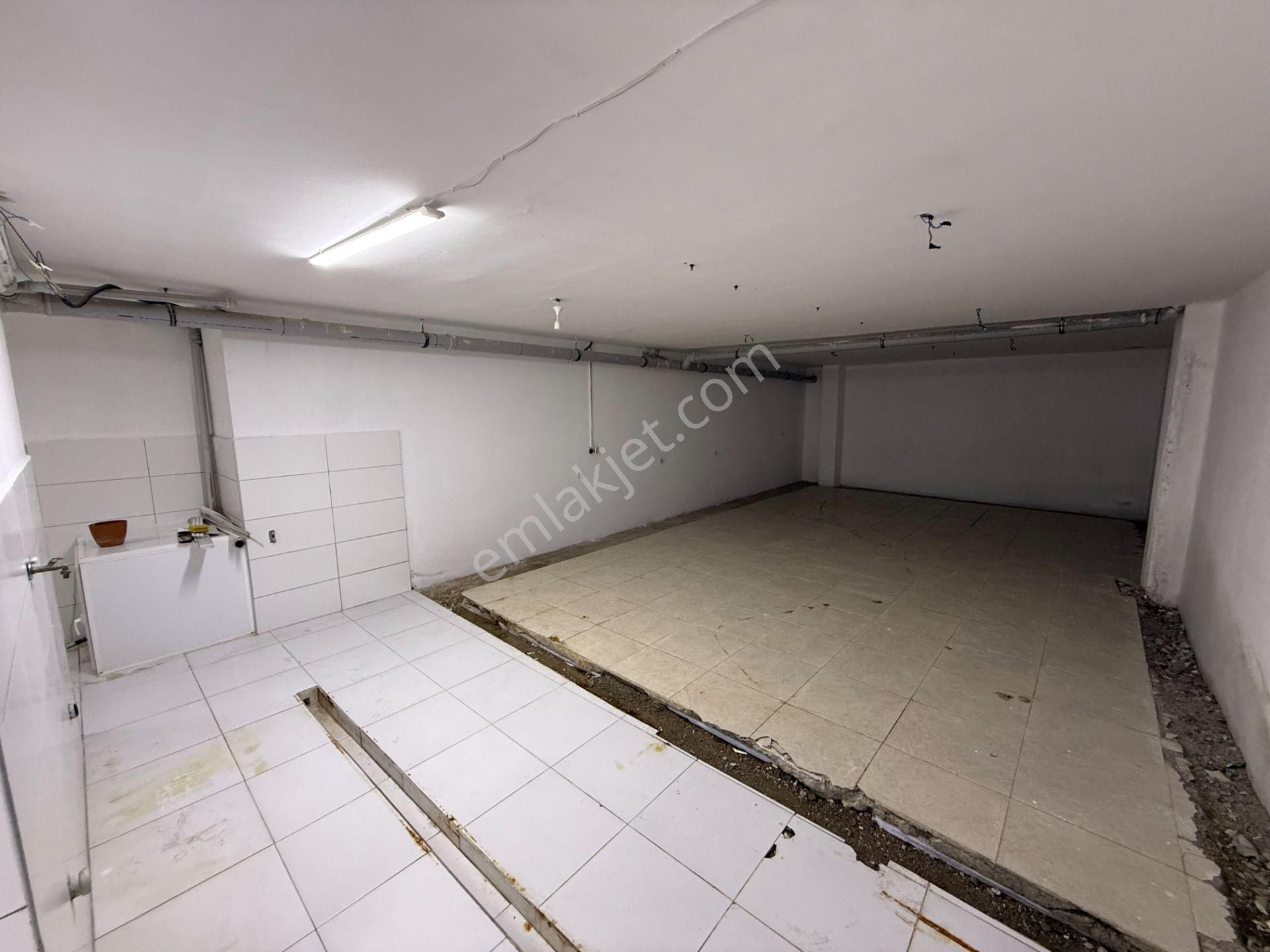 Güllüpınar Caddesi Üzerinde Kiralık Geniş Depolu Dükkan - Görsel 12