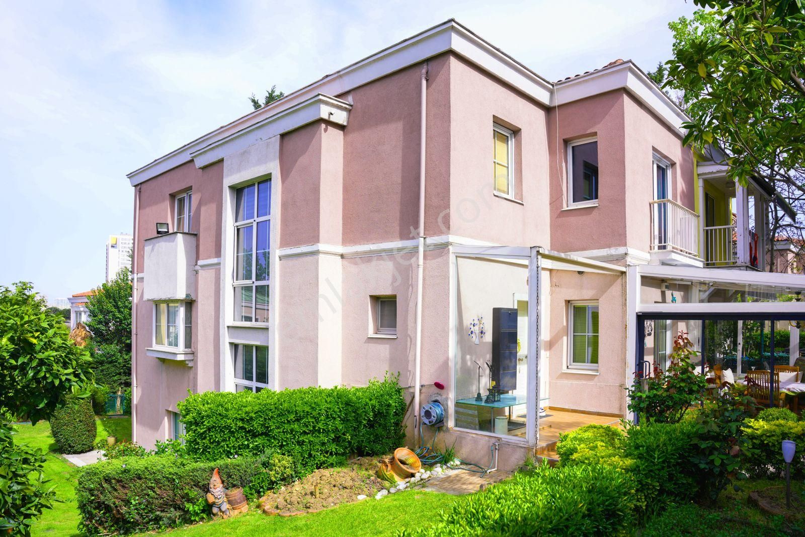 Ardıçlı Evlerde Geniş Bahçeli Satılık Tripleks Villa