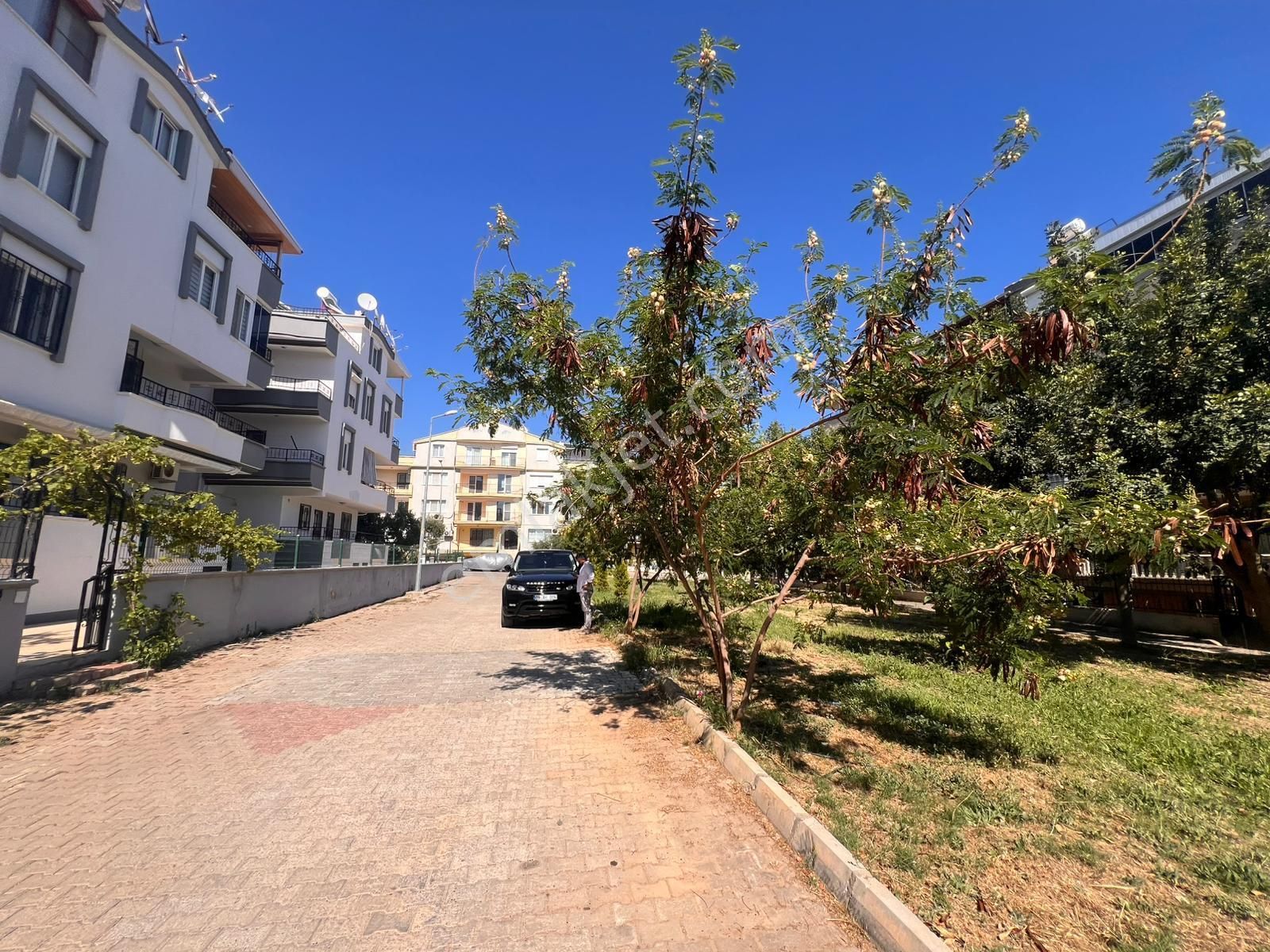 Efeler Mahallesinde 2+1 Ayrı Mutfak Havuzlu Satılık Daire