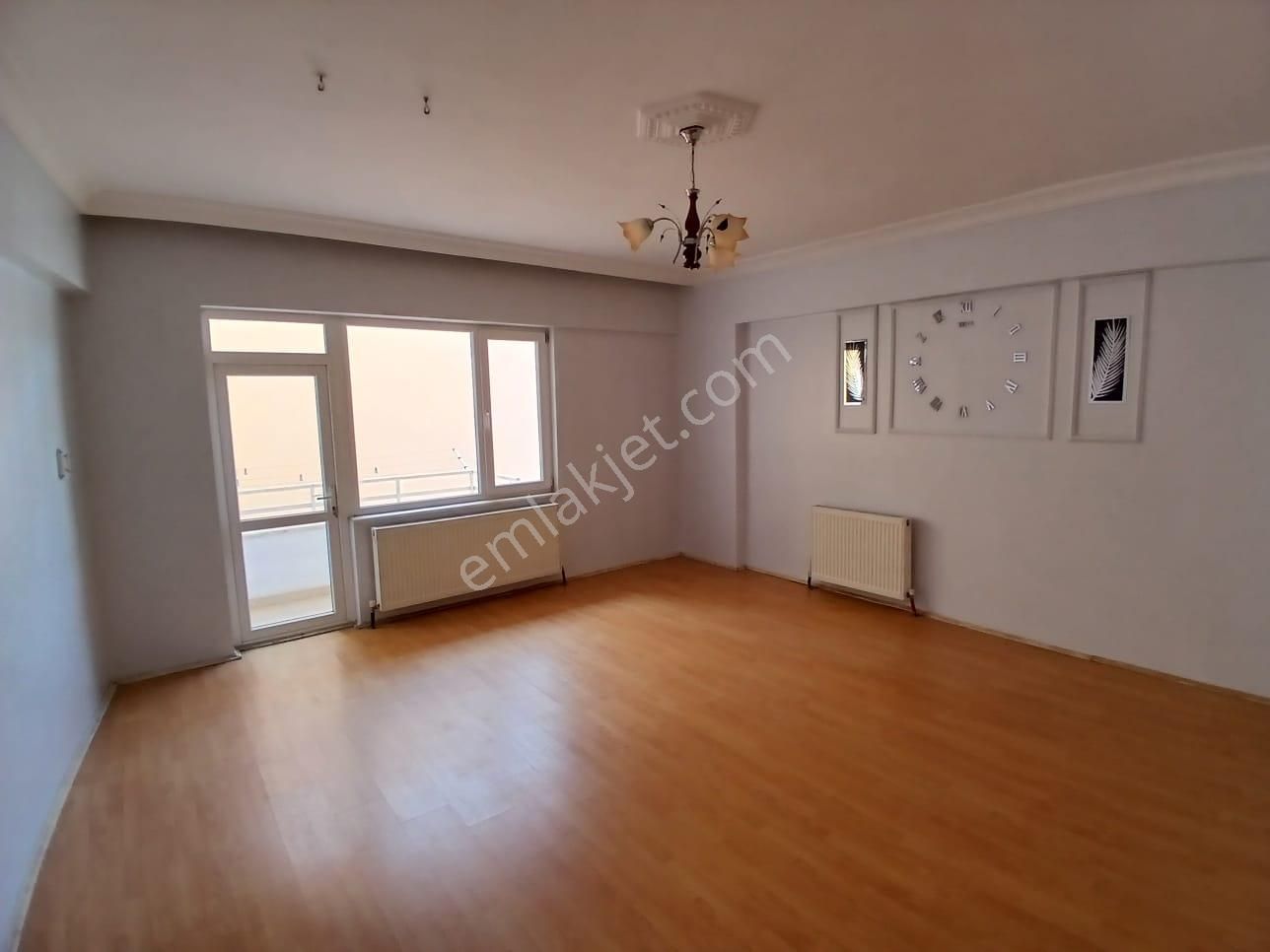 Akçay Emlak'tan Akşehir Çarşı Merkez Toka Sarrafı Arkasında Bakımlı Geniş Kiralık 2+1 Daire