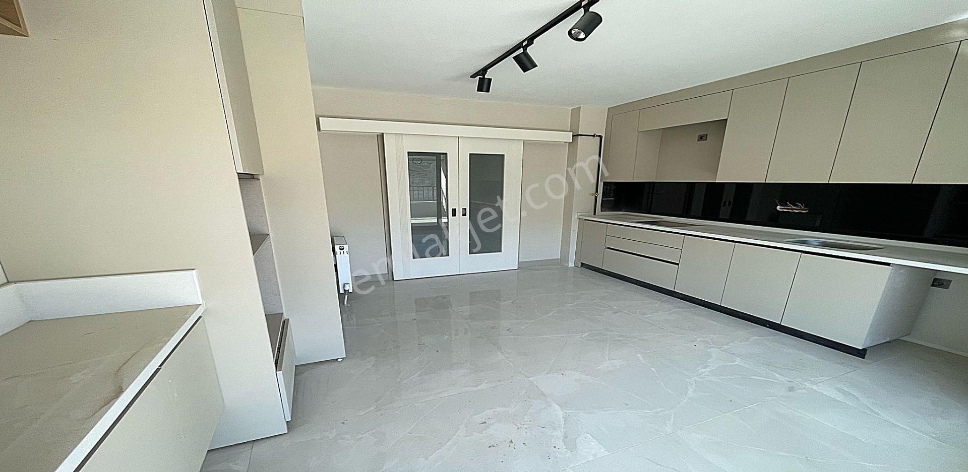Yenikent Emlak'tan Sitede Full Yapılı Merkezi Sistemli 3+1 Daire