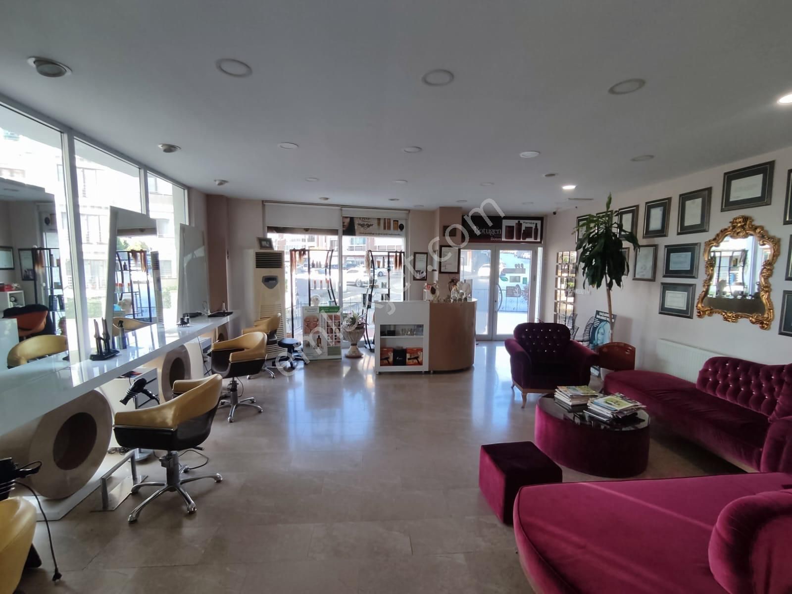 Delux'den Hürriyet Mahallesinin Merkezinde 180m2 Satılık Dükkan