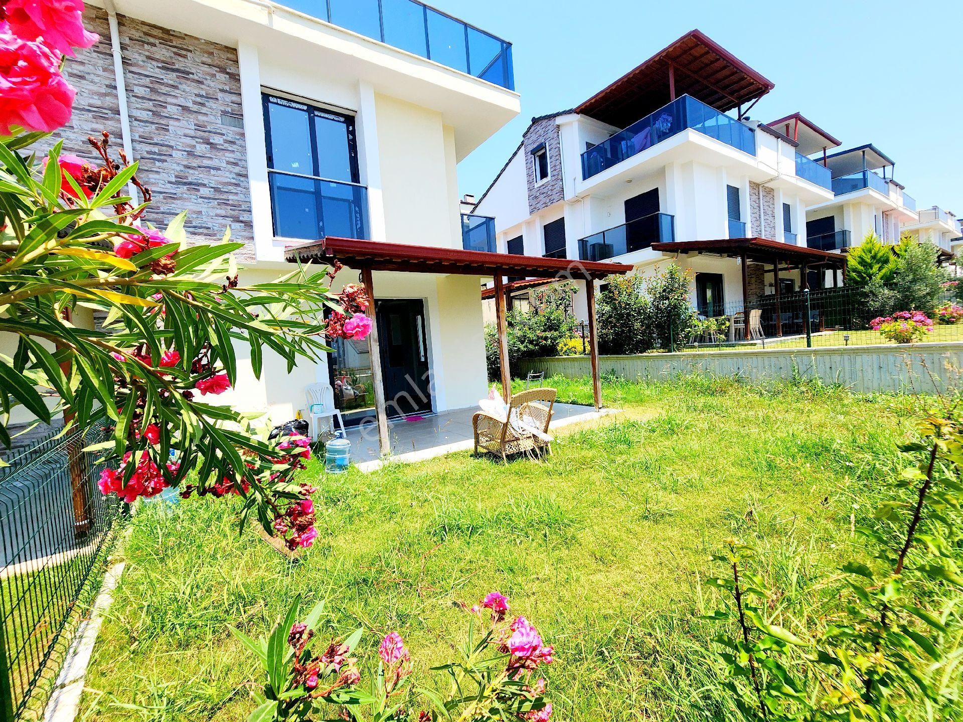 Havuzlu Sitede Deniz Manzaralı 4+1 Villa