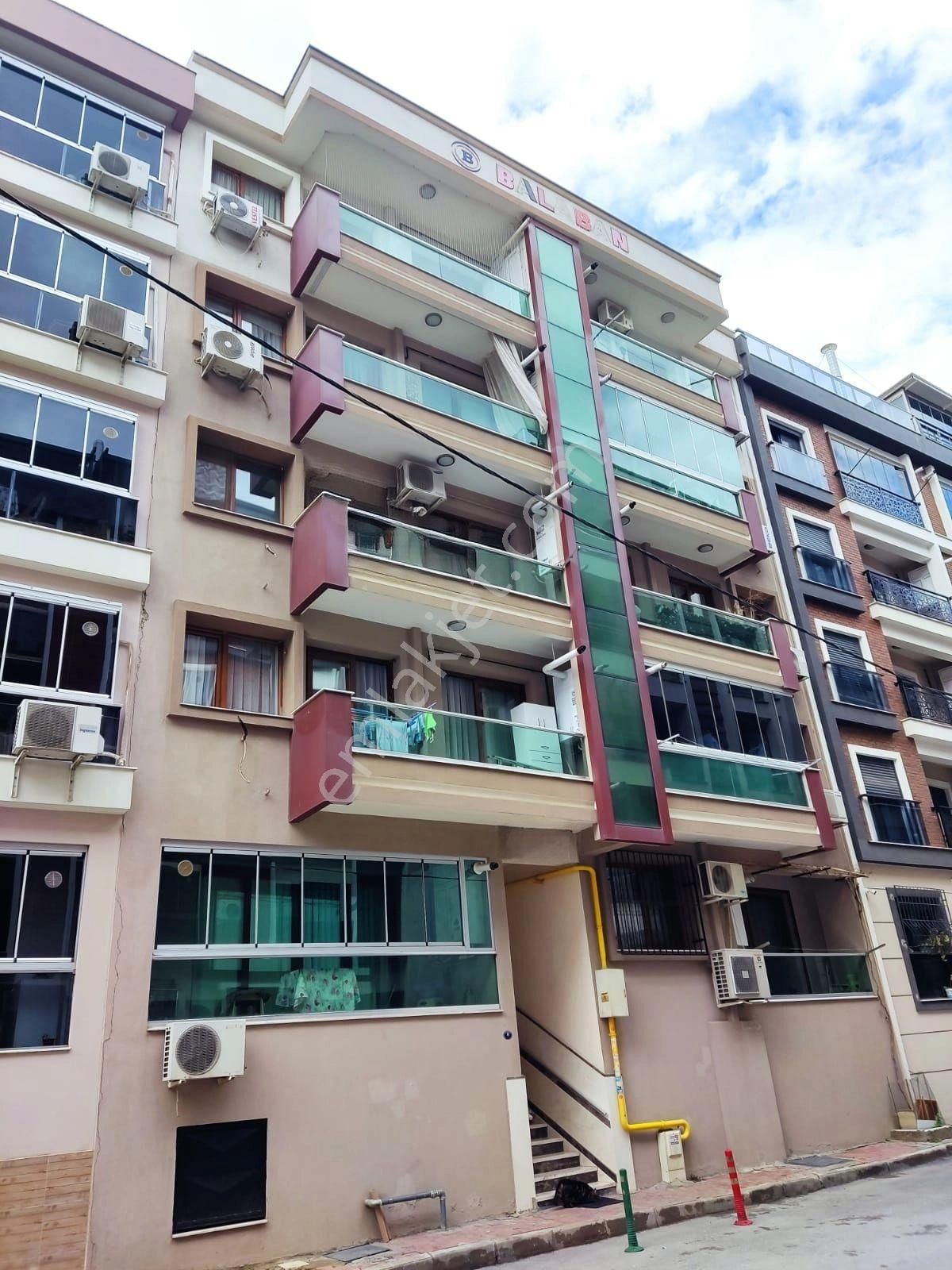 Karşıyaka Dedebaşı'nda Genç Binada Yatırımlık 2+1 Daire F-67