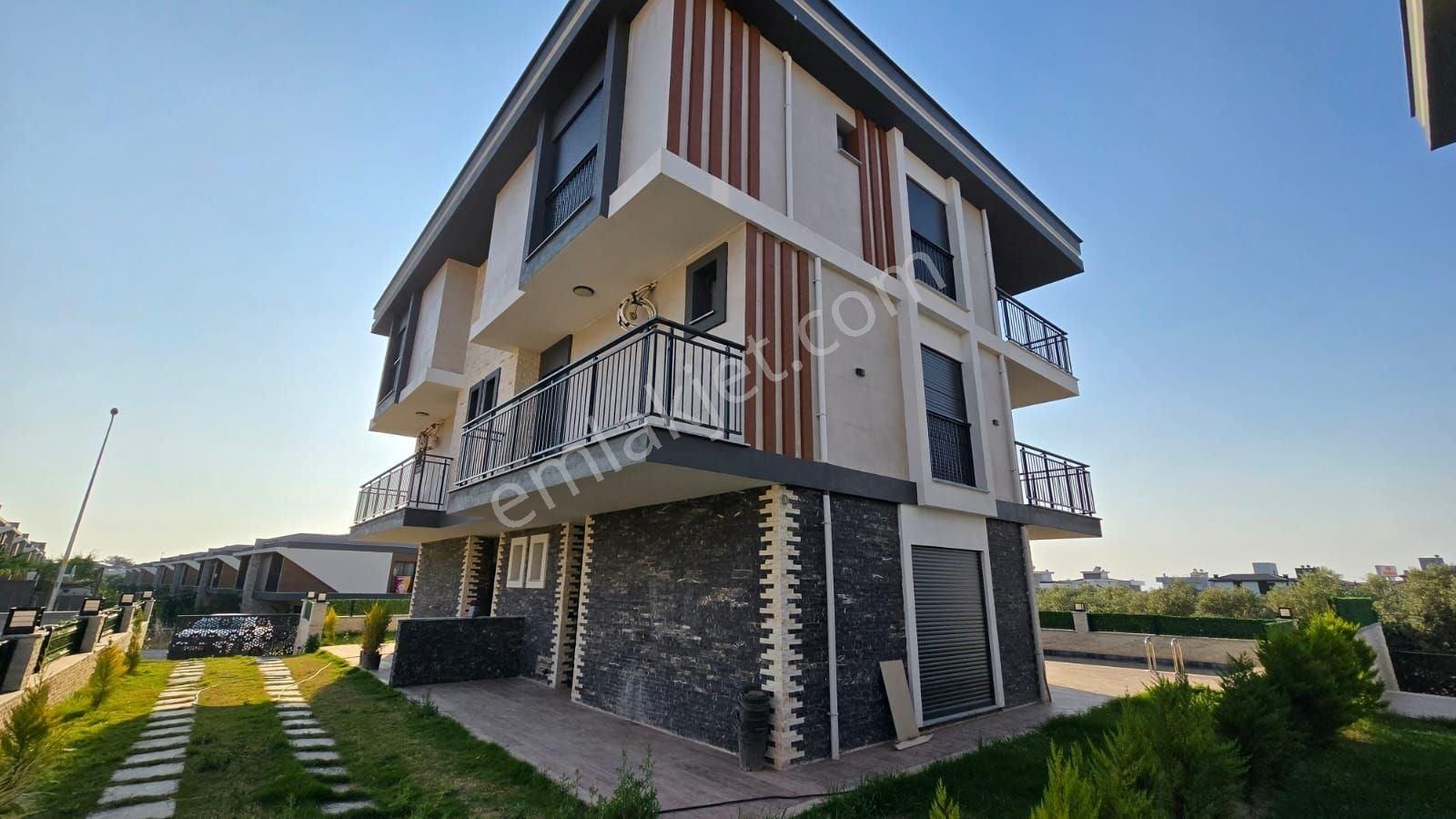 Kuşadası Davutlar Termal Bölgede Özel Havuzlu Sıfır Tripleks Villa!