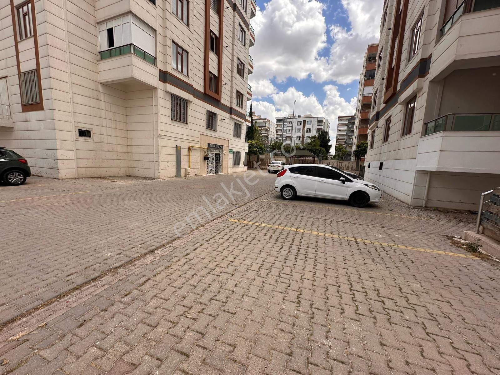 Atakent Mahallesinde 1+1 Eşyalı Kiralık Giriş Kat
