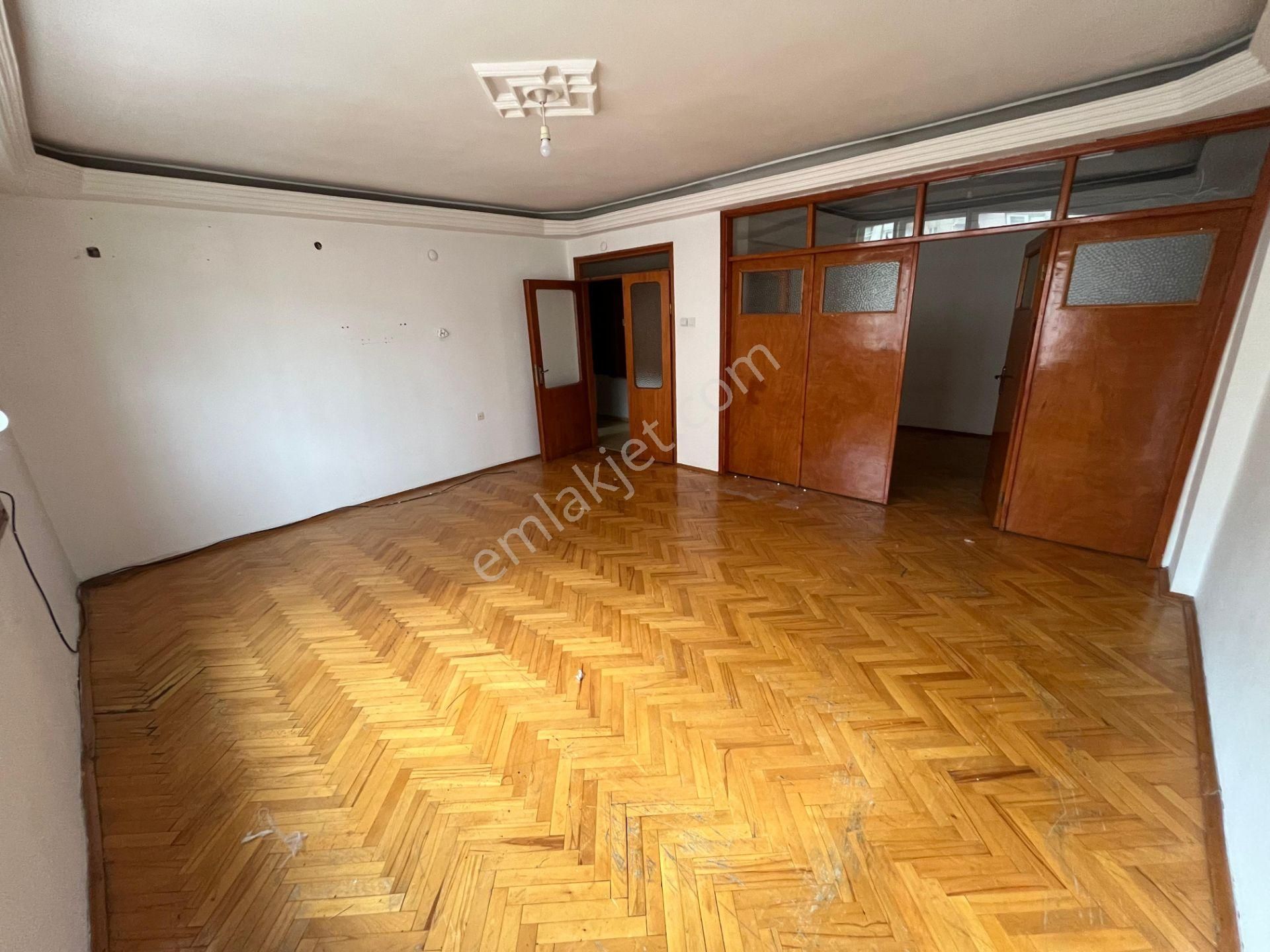 100.yıl Cadde Arkası 3+1 Daire